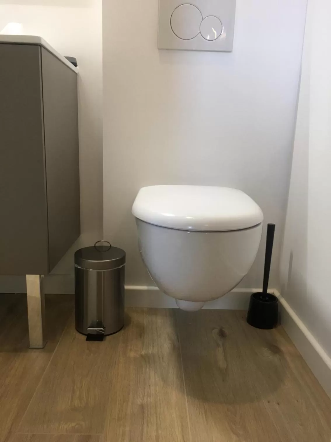 Toilet in Hôtel Le Biarritz - Vichy
