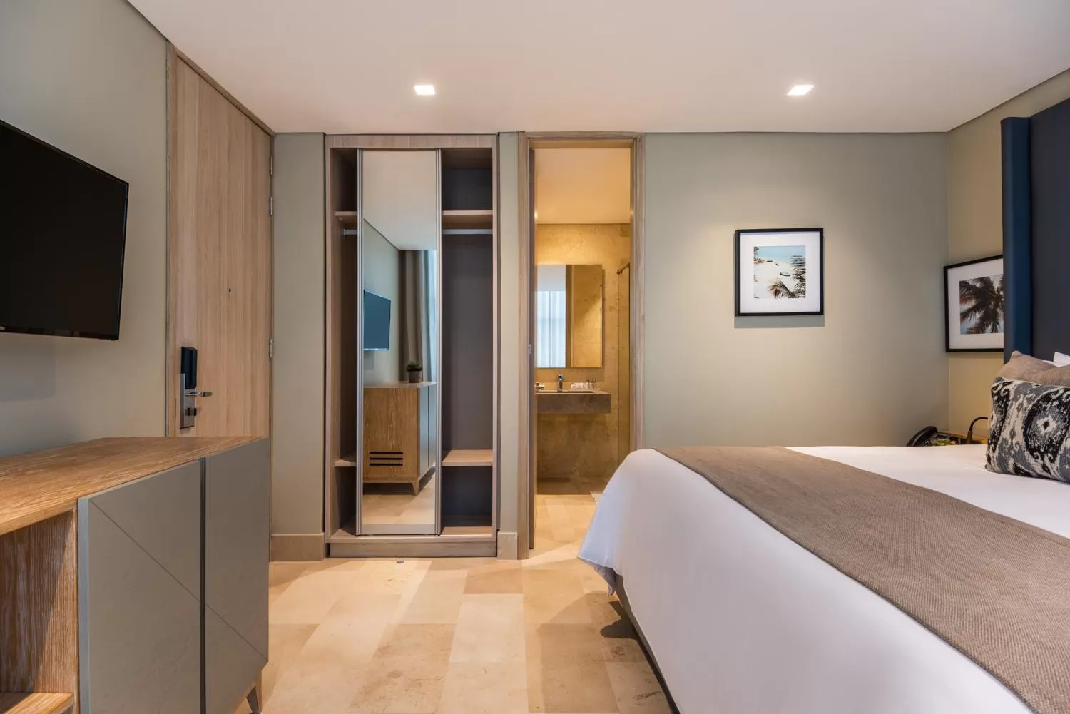 Photo of the whole room, Bed in Oz Hotel Luxury