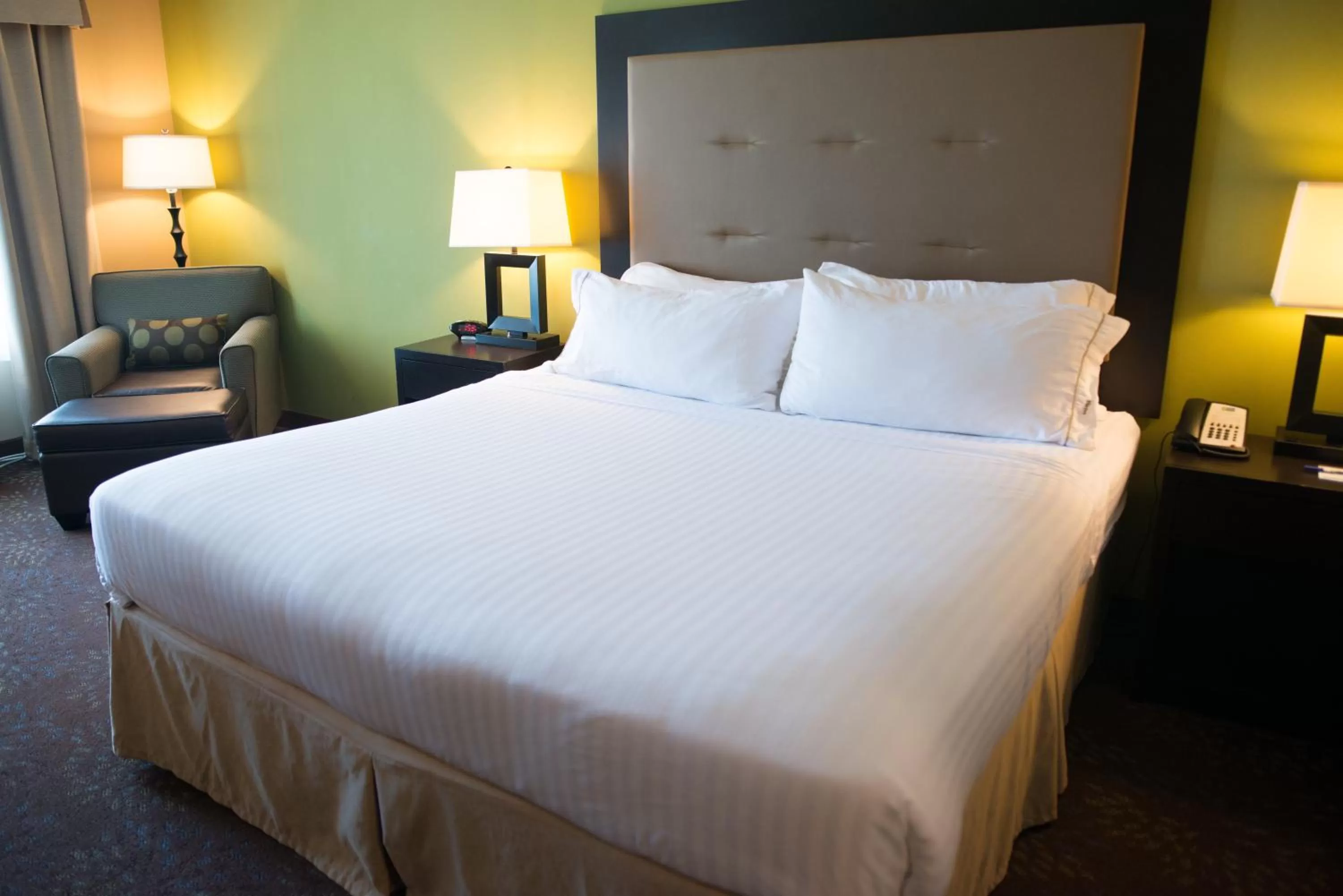 Photo of the whole room, Bed in Holiday Inn Express & Suites Northwood by IHG