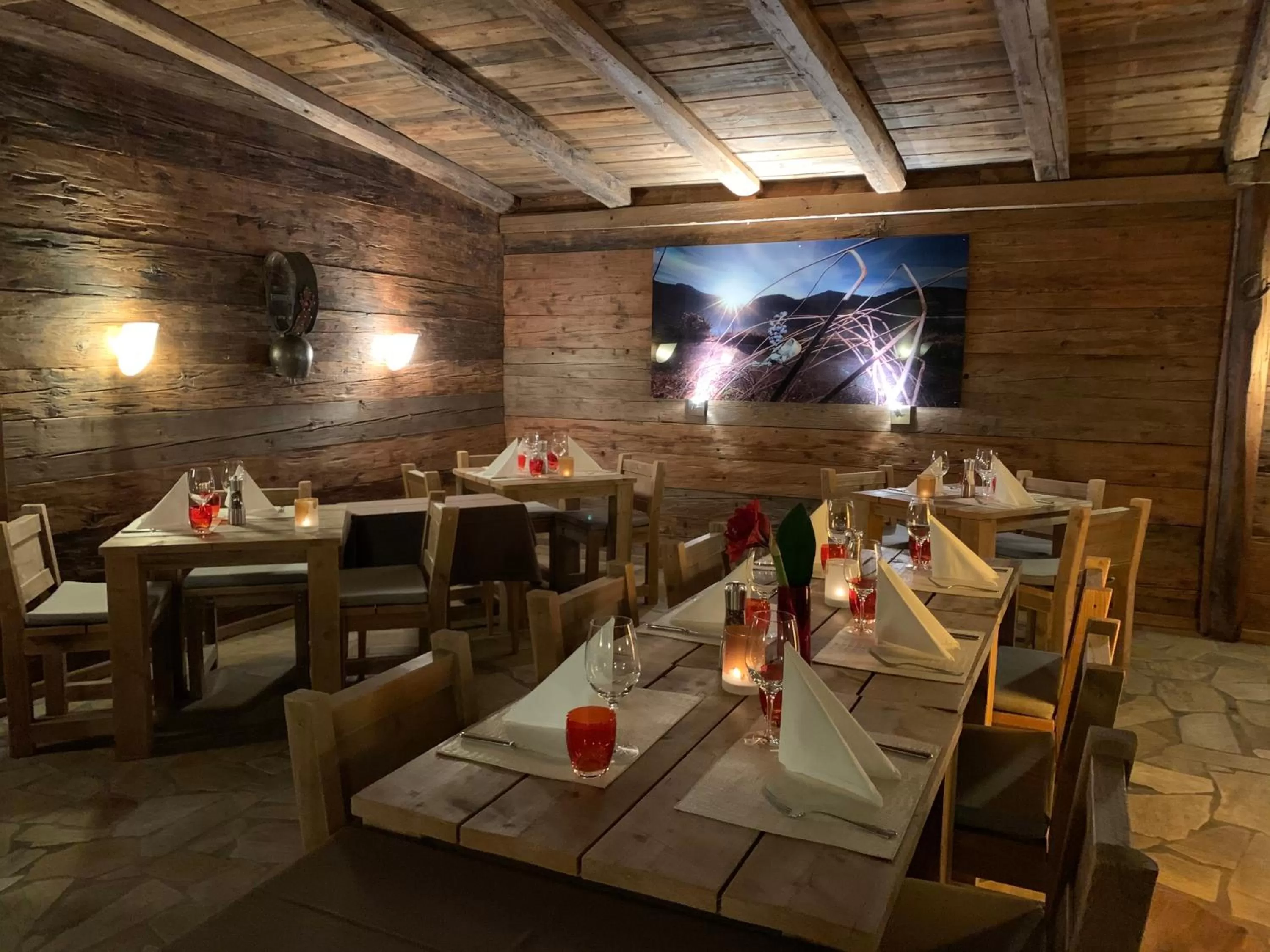 Restaurant/places to eat in Hotel Etrier