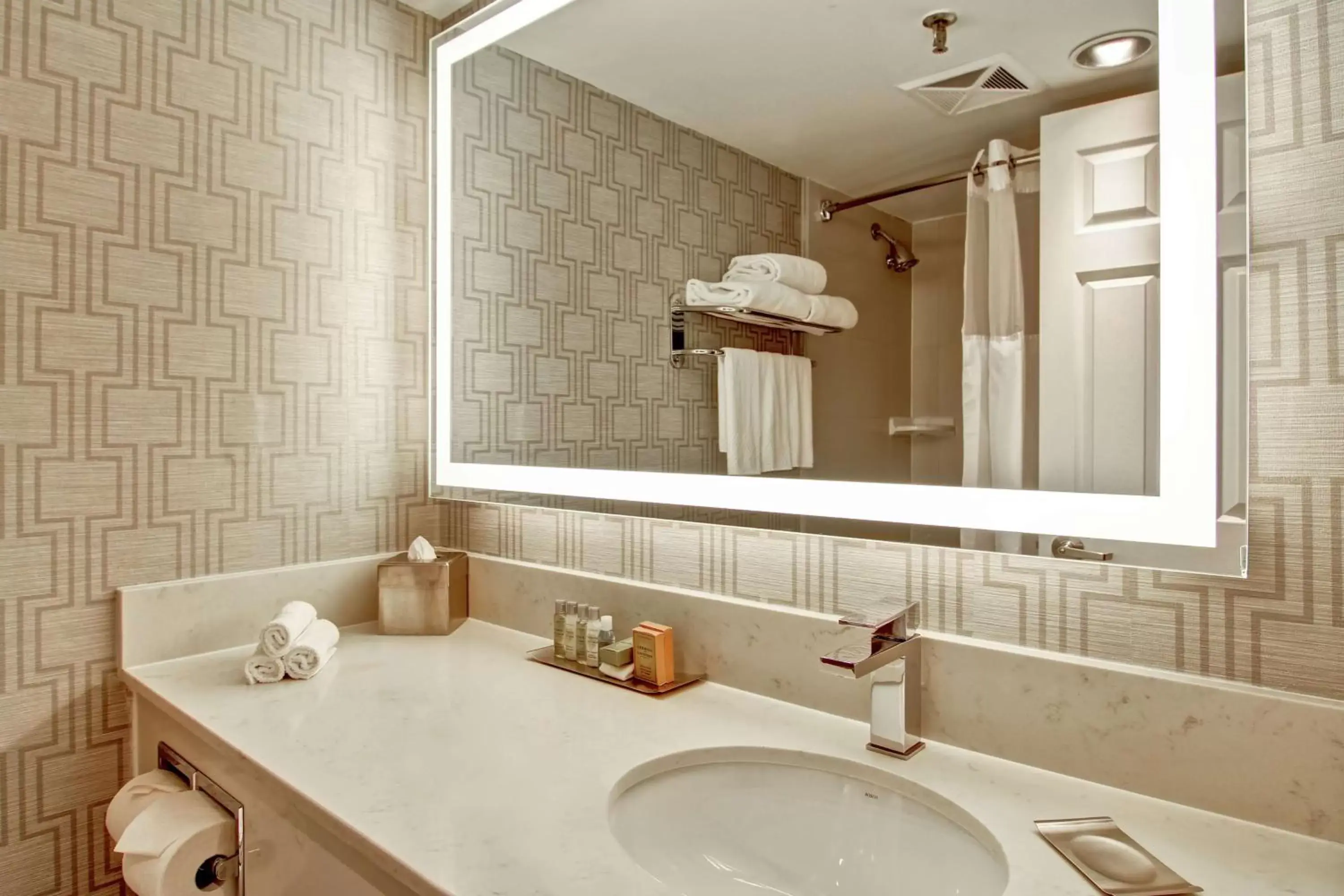 Double Room with Two Double Beds and Sofa Bed with Kitchenette in DoubleTree by Hilton Toronto Downtown Double Room with Two Double Beds and Sofa Bed with Kitchenette in DoubleTree by Hilton Toronto Downtown