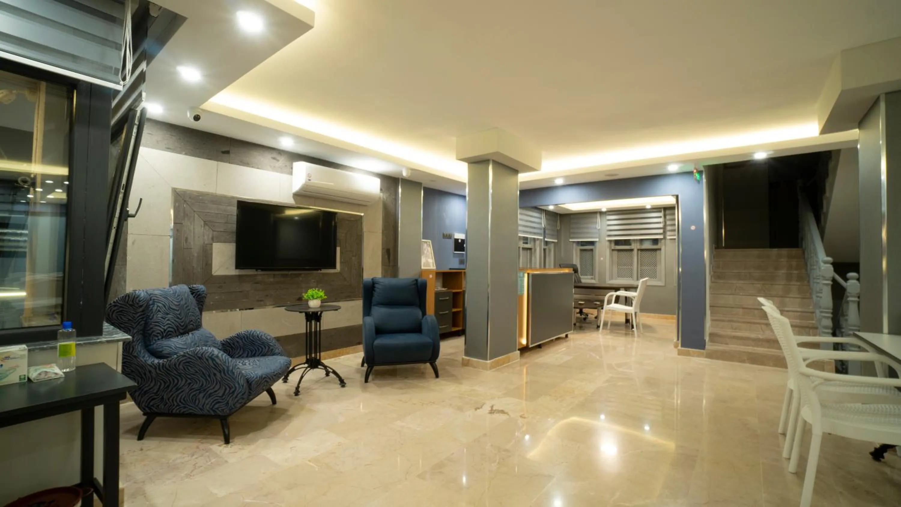 Communal lounge/ TV room in OPERA Hotel Antalya