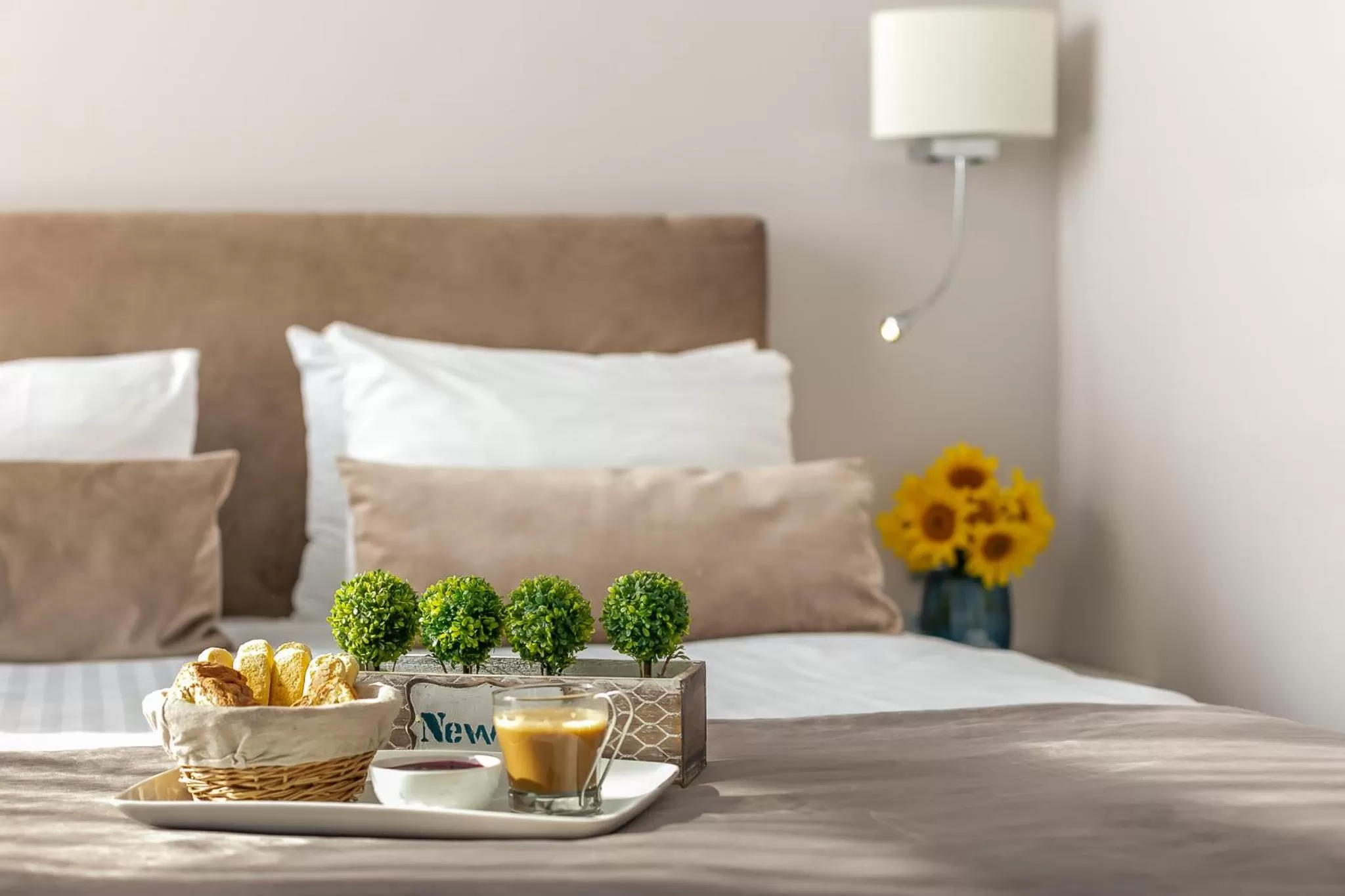 Bed in New Era Hotel Old Town Party Zone Bucharest- parking with fee nearby - NOT at the hotel !