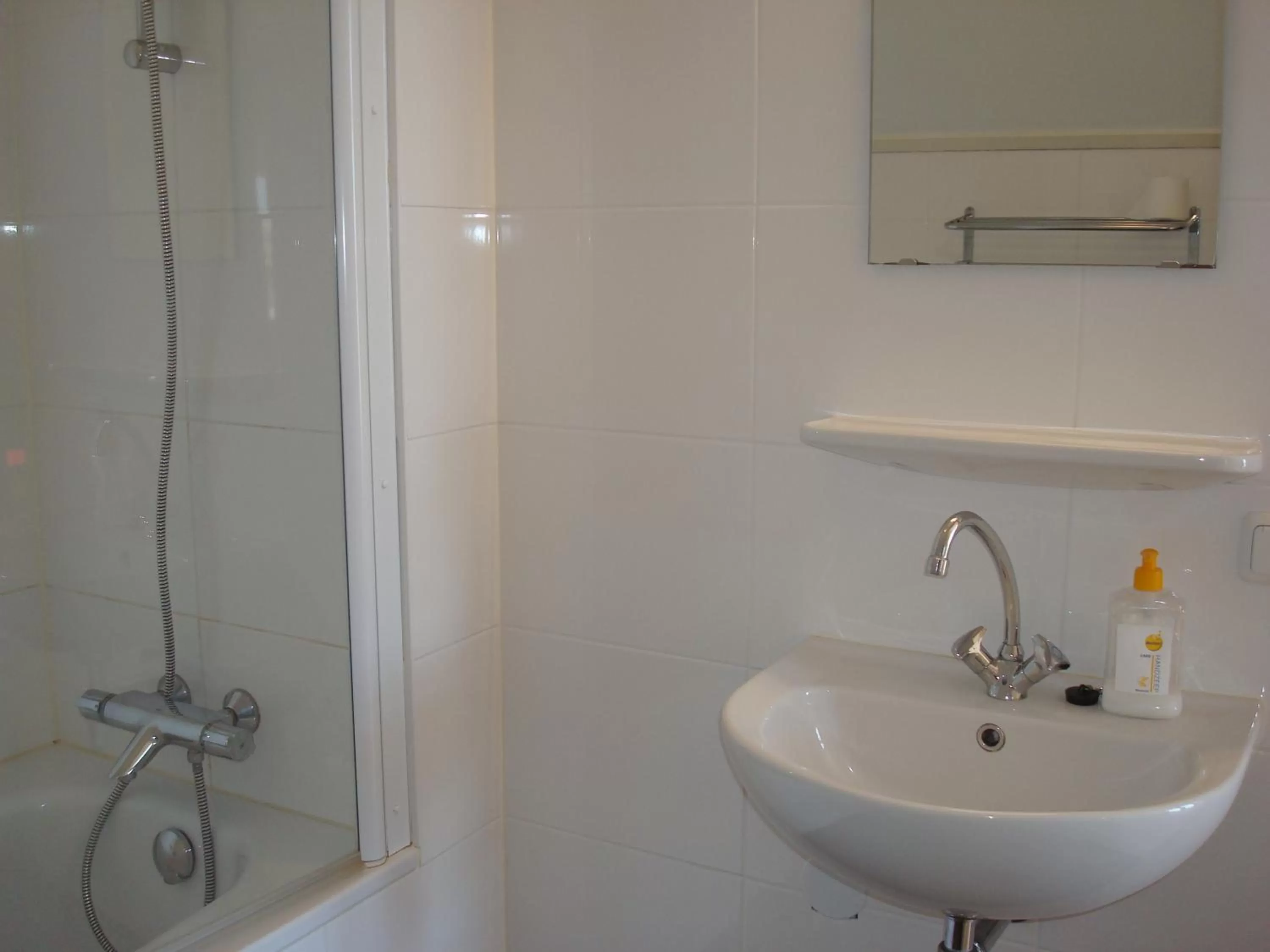 Shower in Hotel Rasch