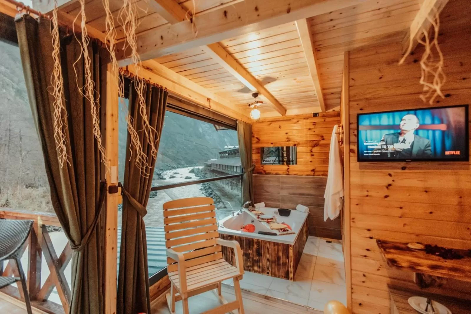 TV and multimedia in Pınar Suit Bungalow