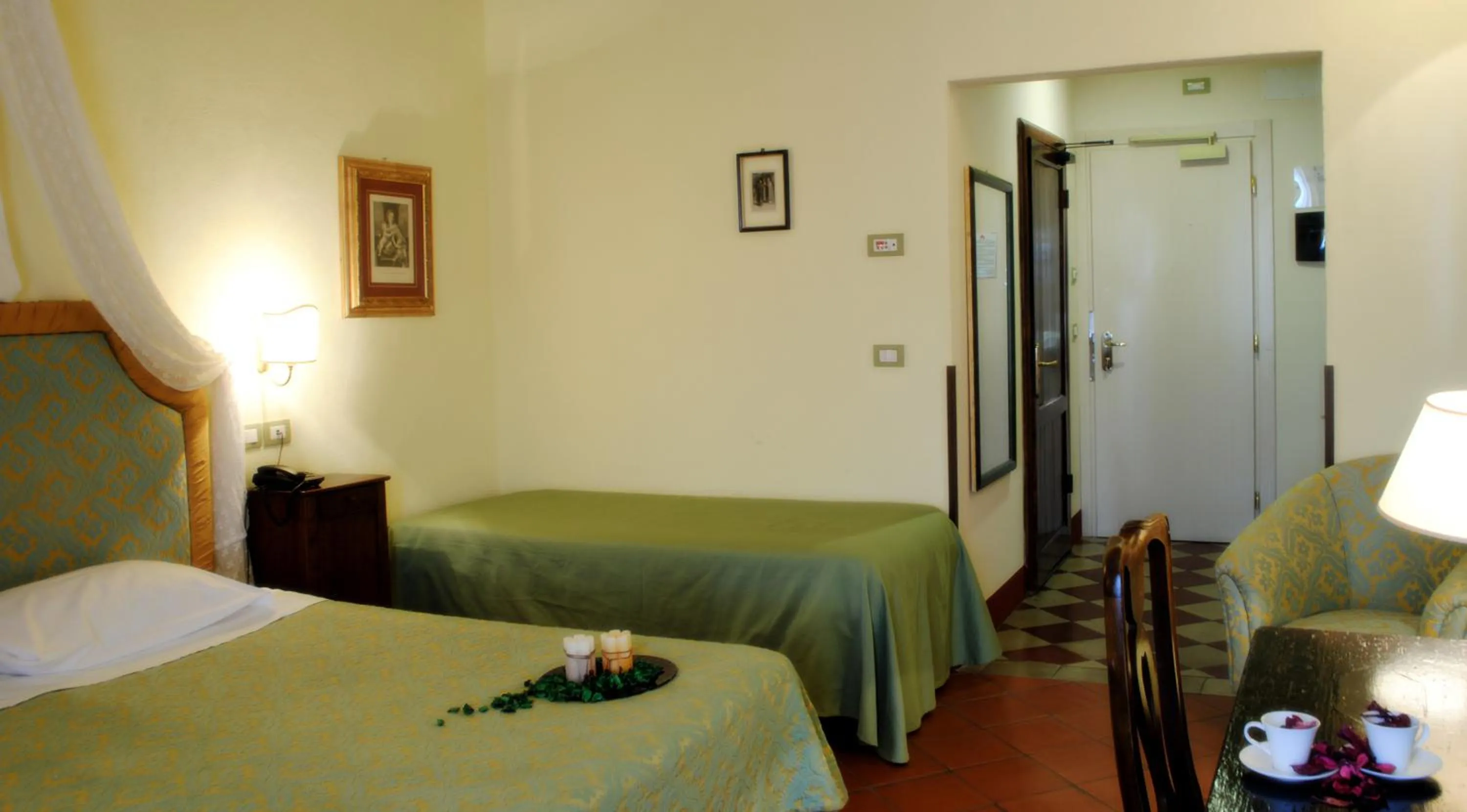 Photo of the whole room, Bed in Il Chiostro Del Carmine