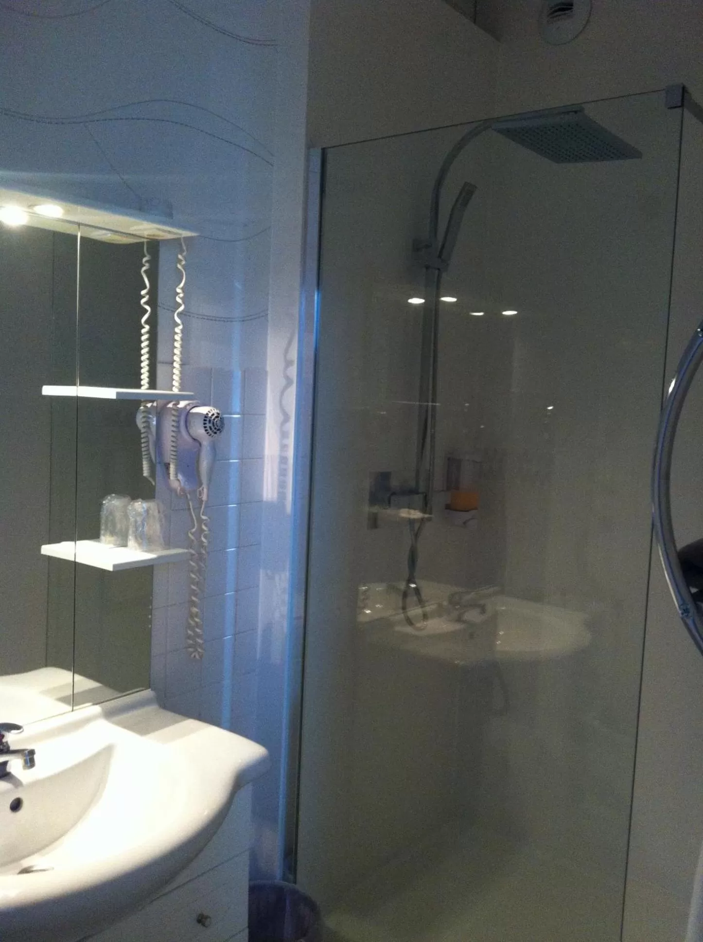 Shower in Le Beverl'inn