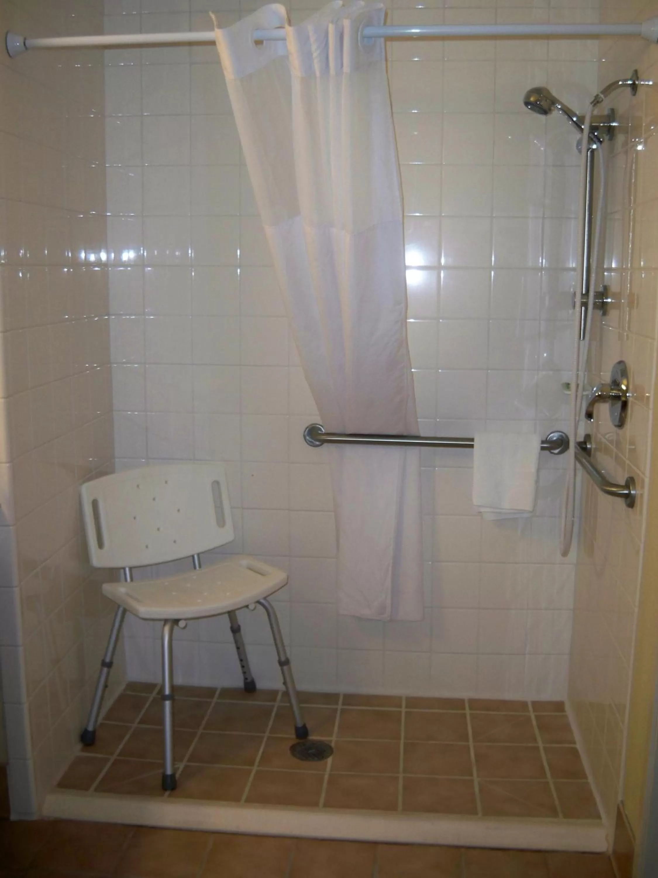 Shower in Country Inn & Suites by Radisson, Billings, MT