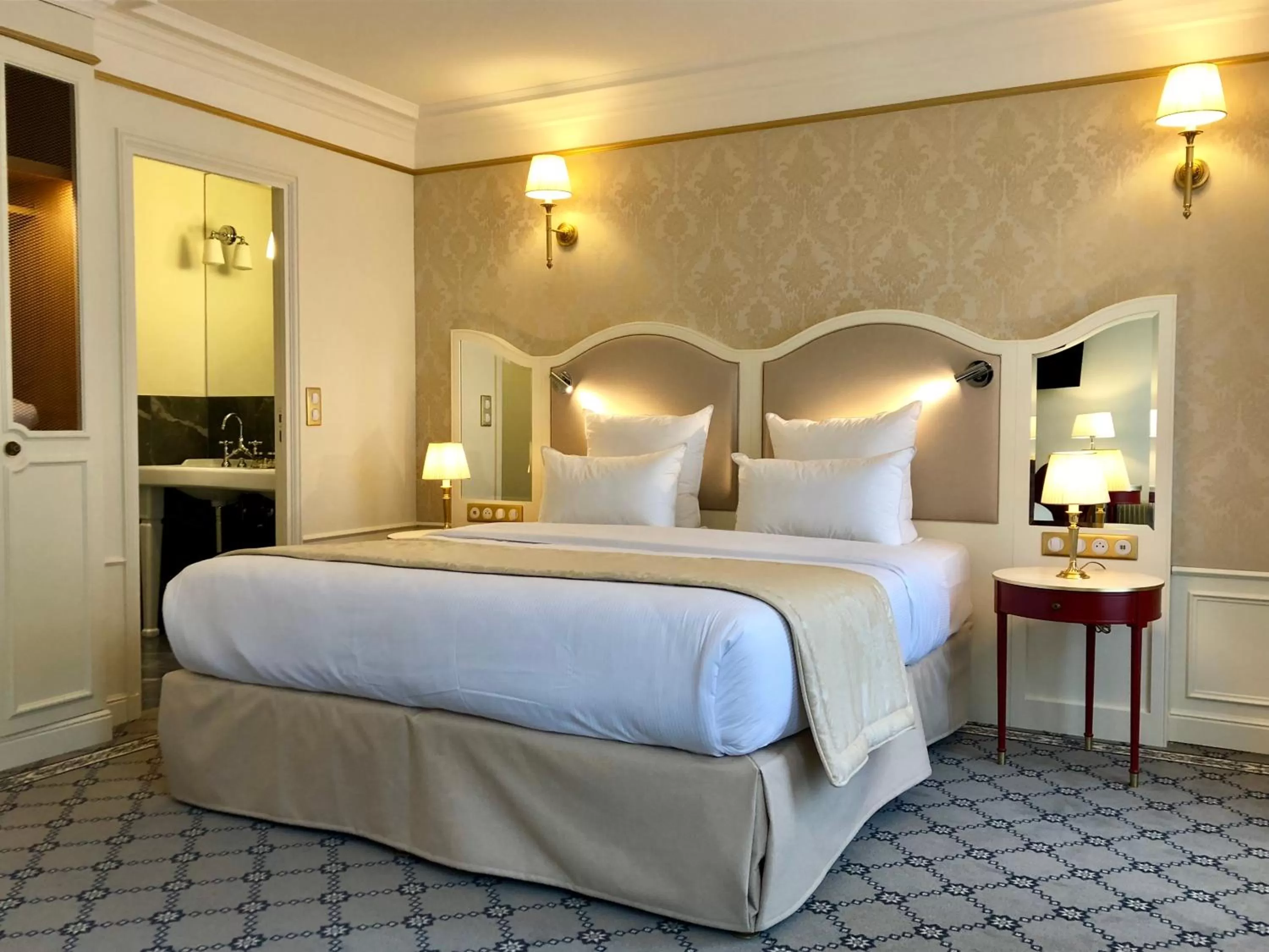 Photo of the whole room, Bed in Hôtel Mayfair Paris