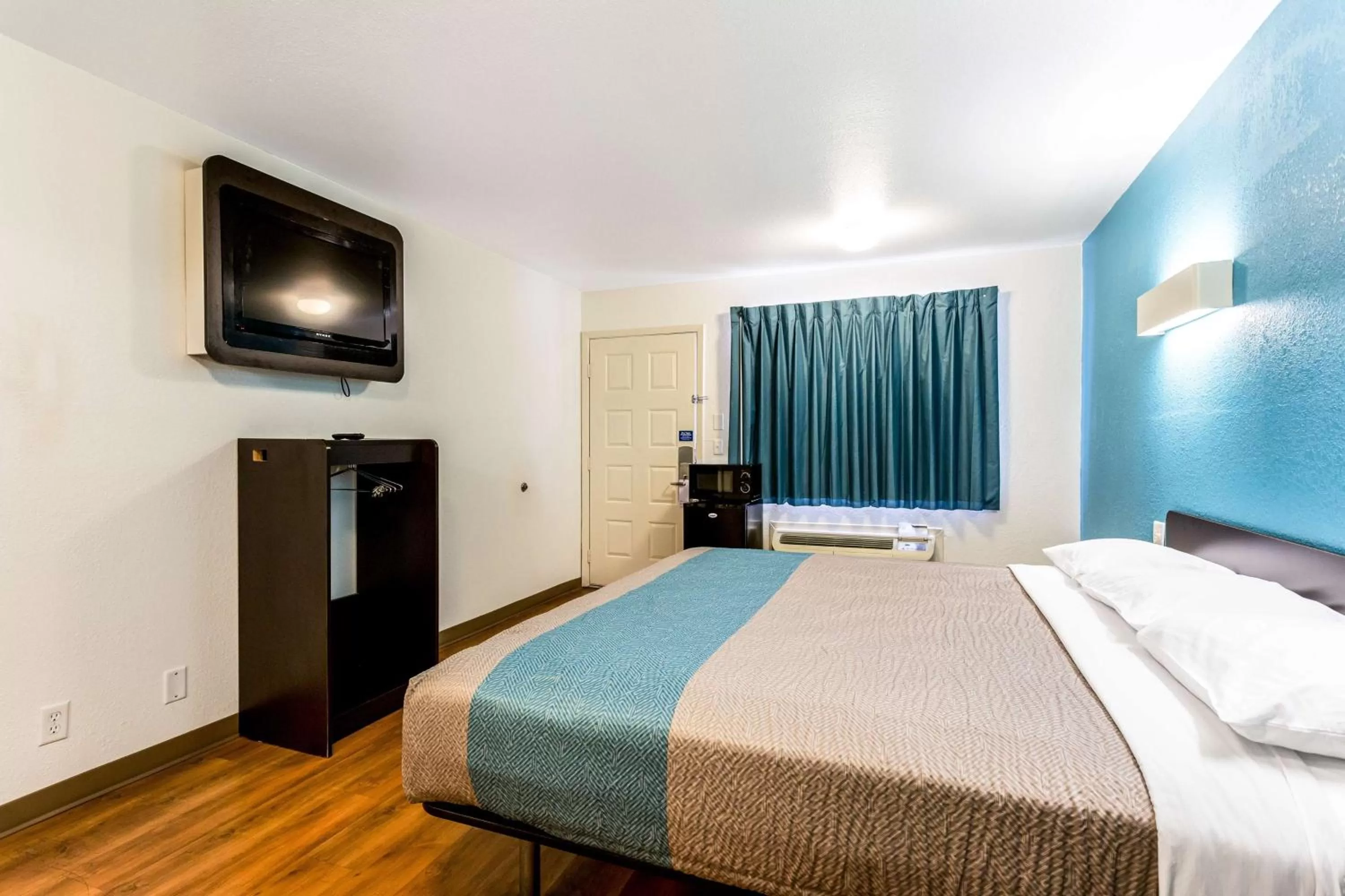 Photo of the whole room, Bed in Motel 6-Bryan, TX - College Station