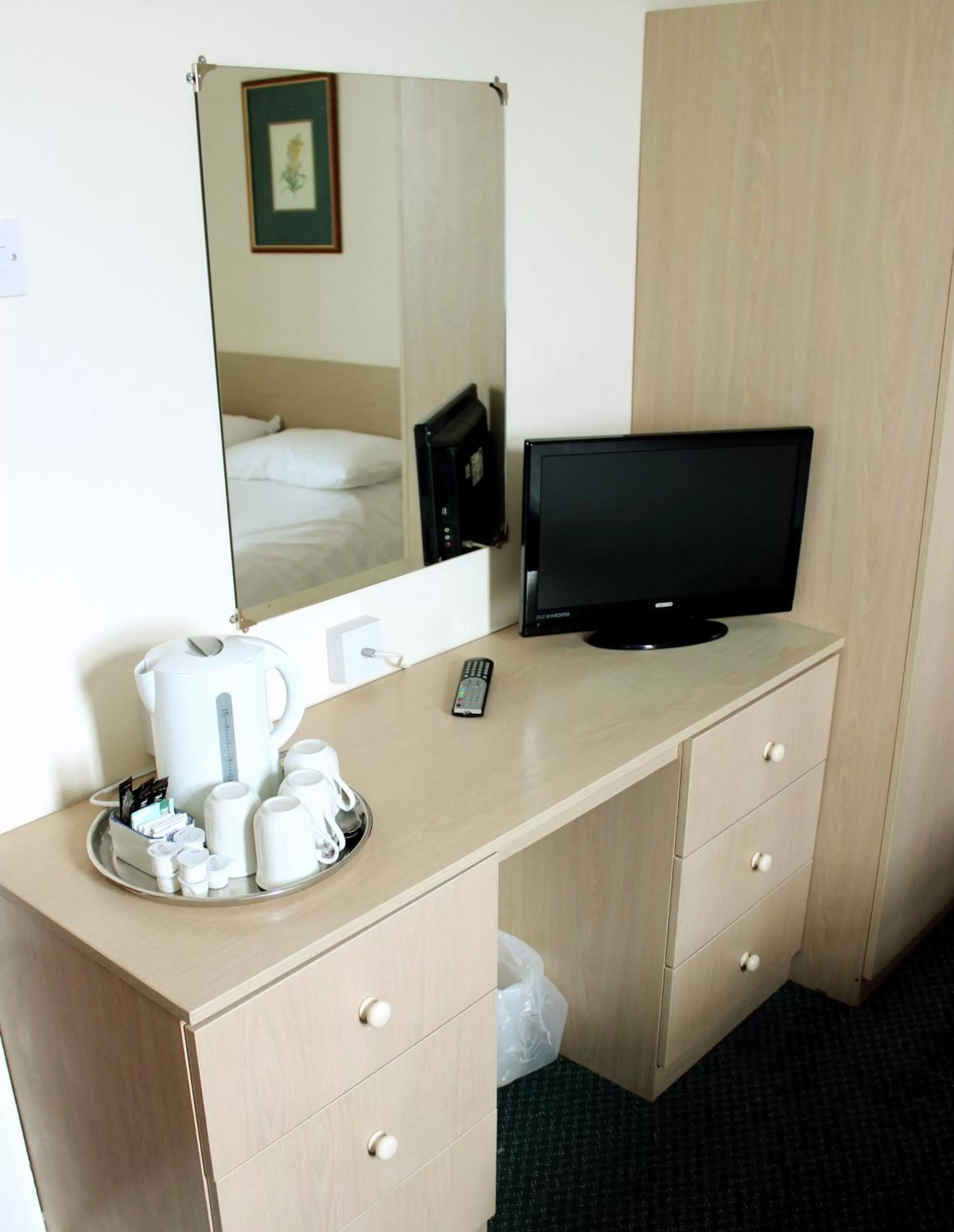 Coffee/tea facilities, TV/Entertainment Center in The Colwyn Hotel - near Pleasure Beach