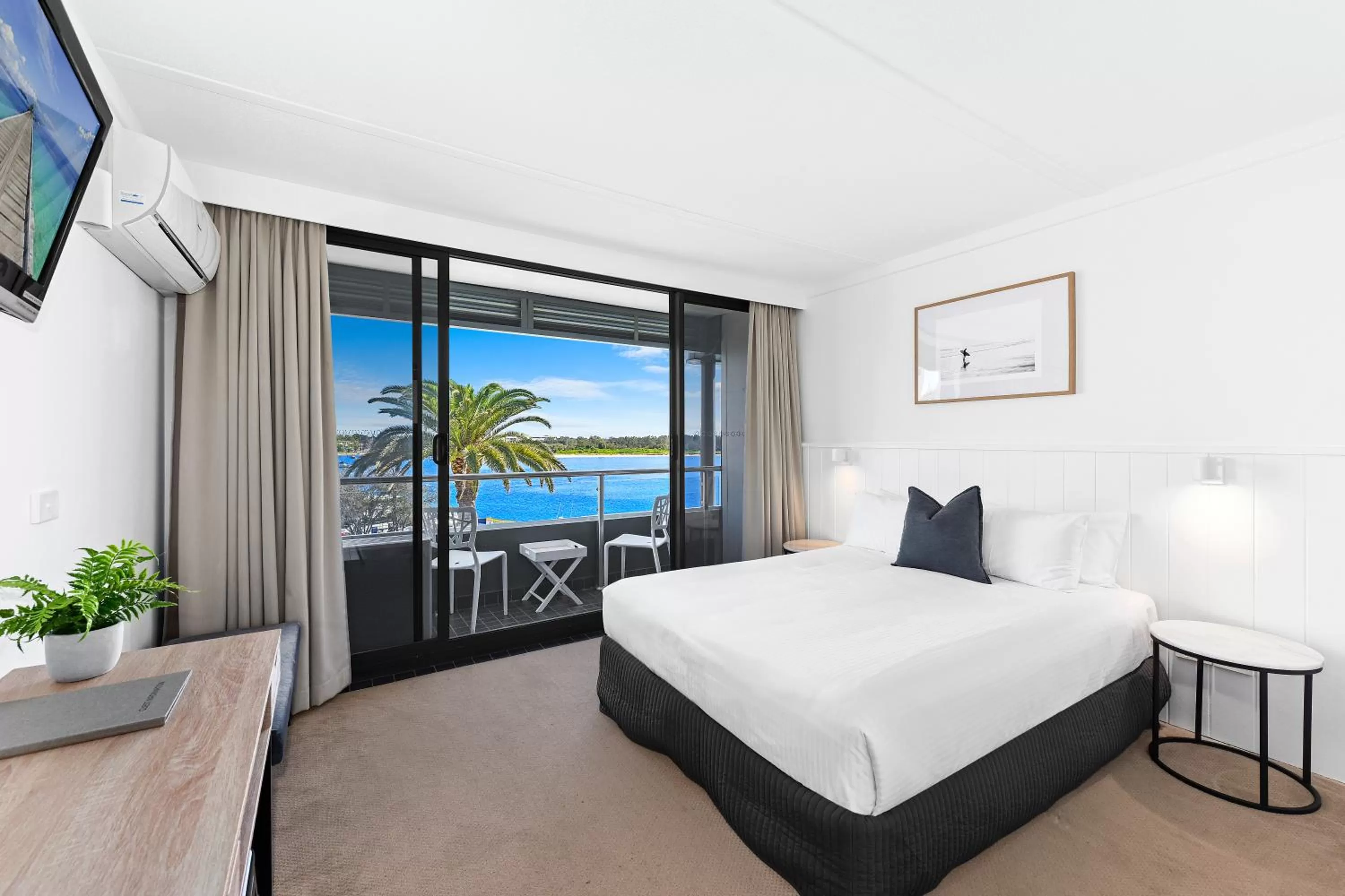 Balcony/Terrace, Bed in The Mid Pacific