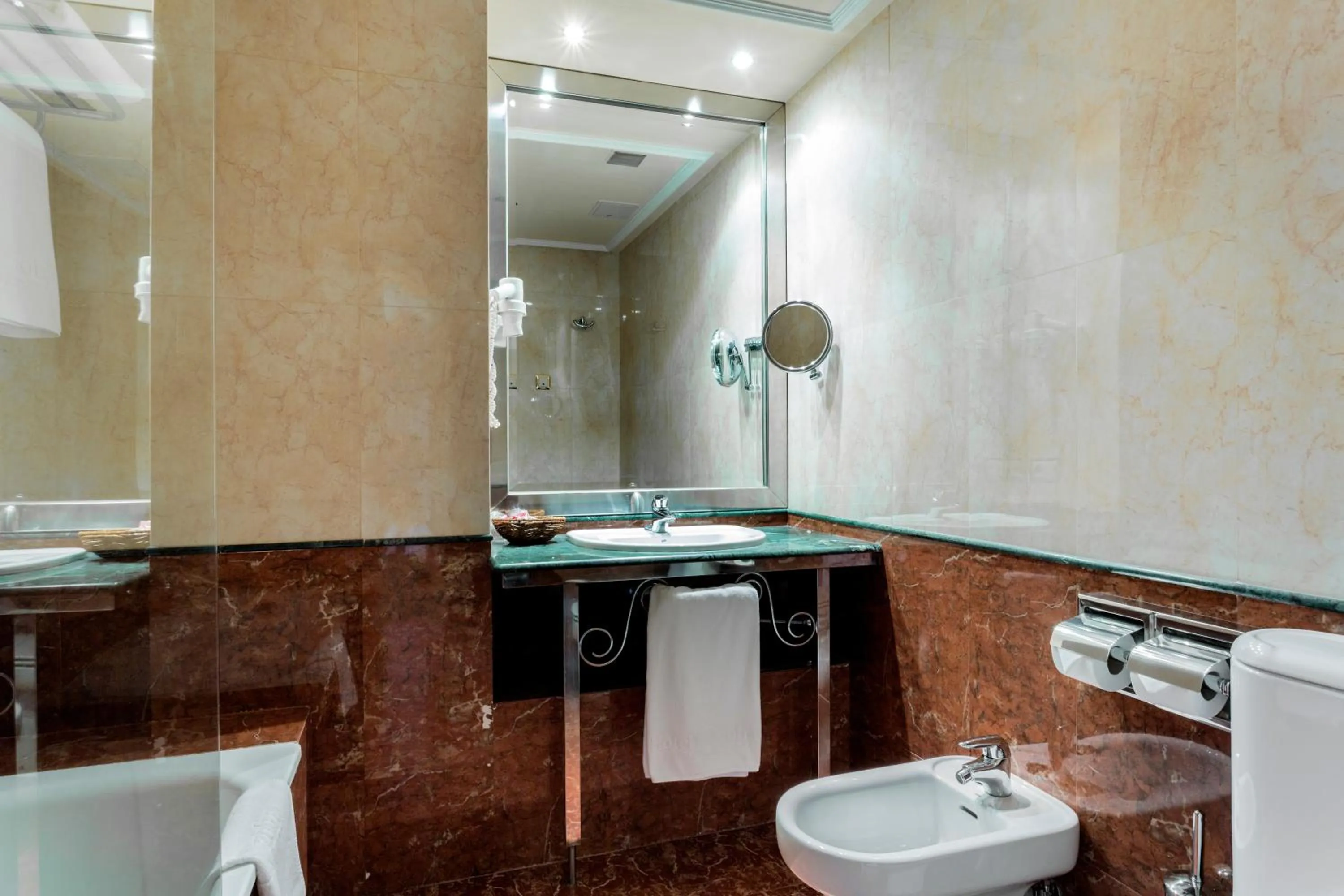 Bathroom in Hotel Azofra