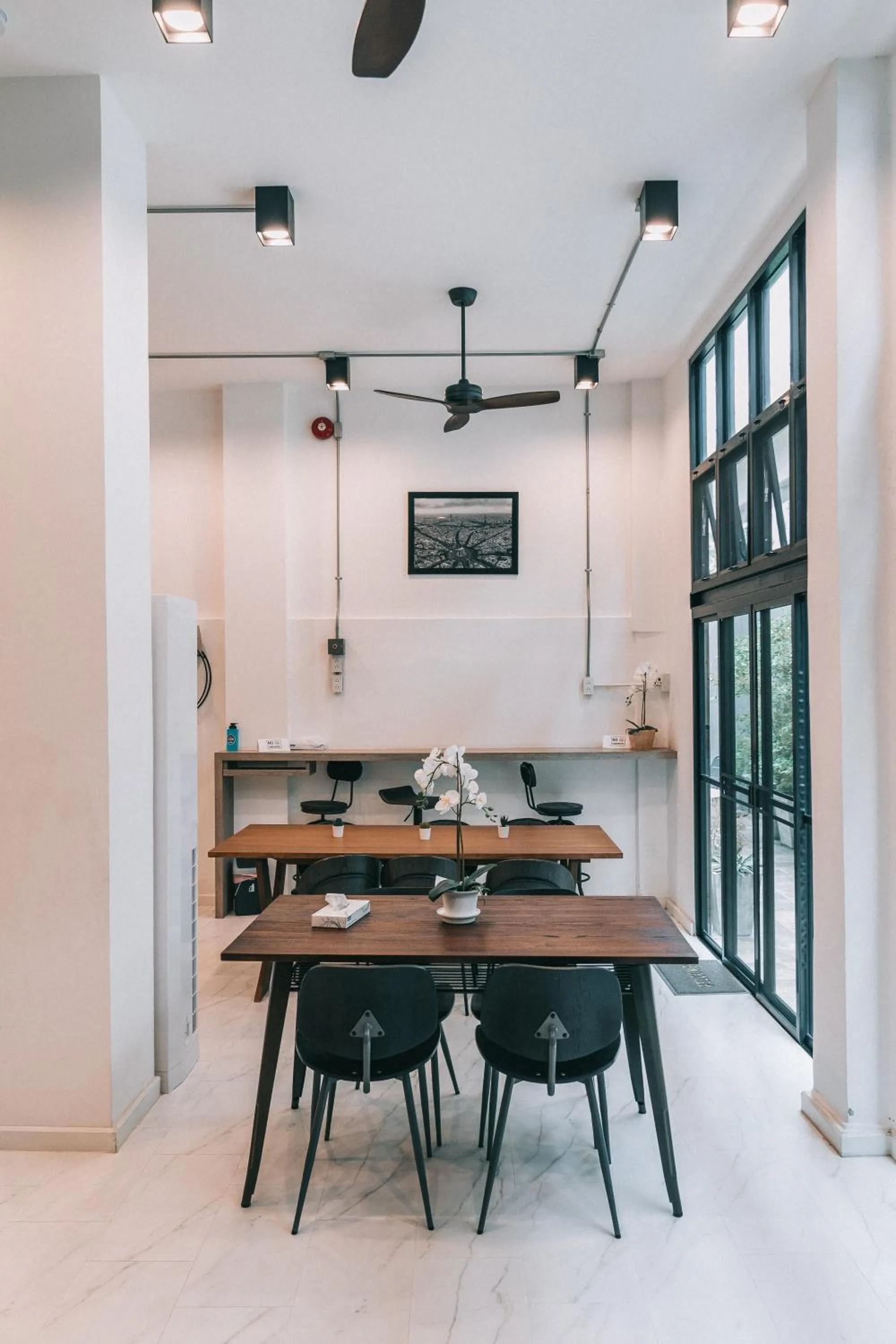 Communal lounge/ TV room in COZ Ratchathewi