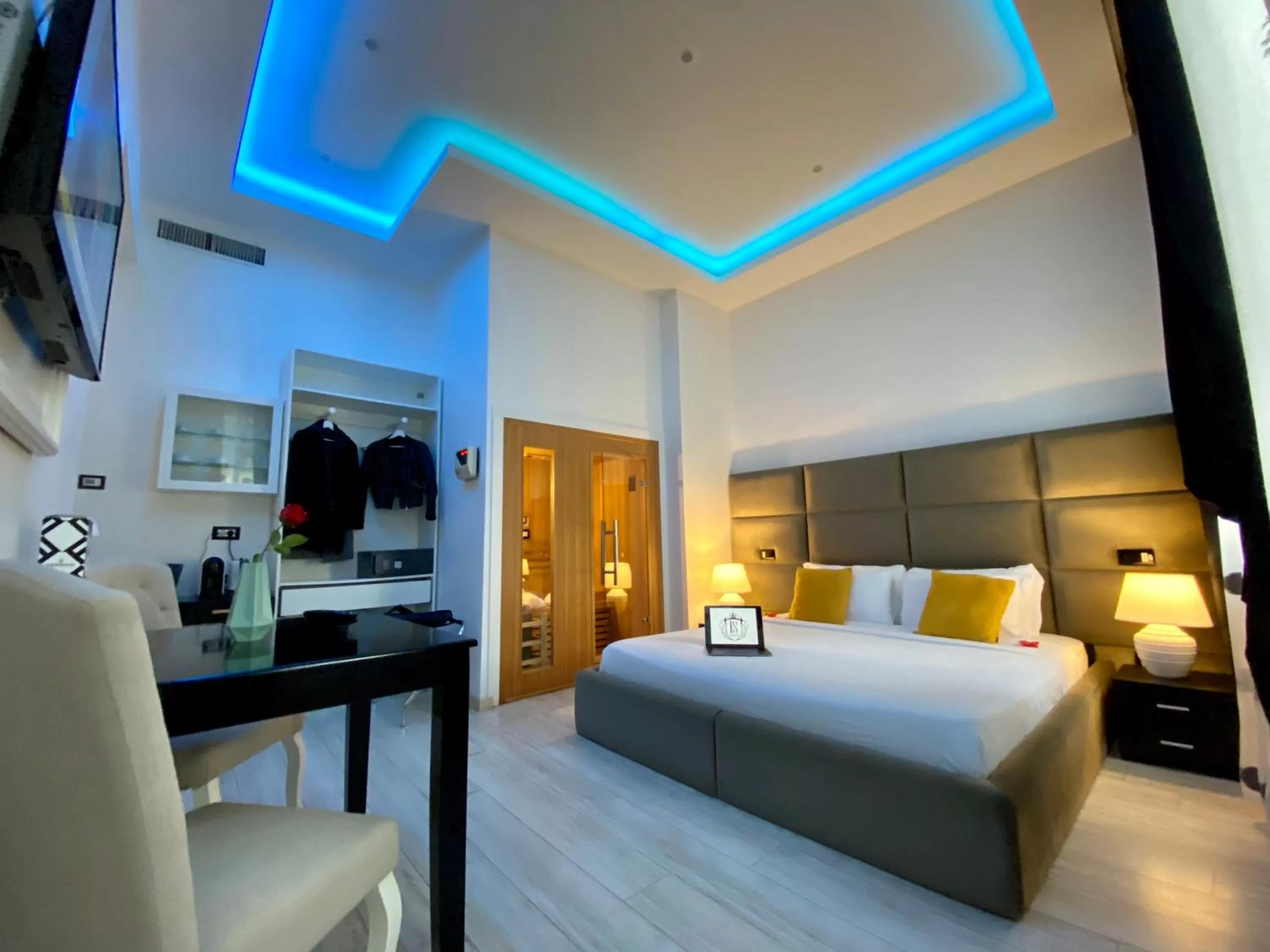 Photo of the whole room, Bed in Escape Luxury Suite - CA Domus Collection