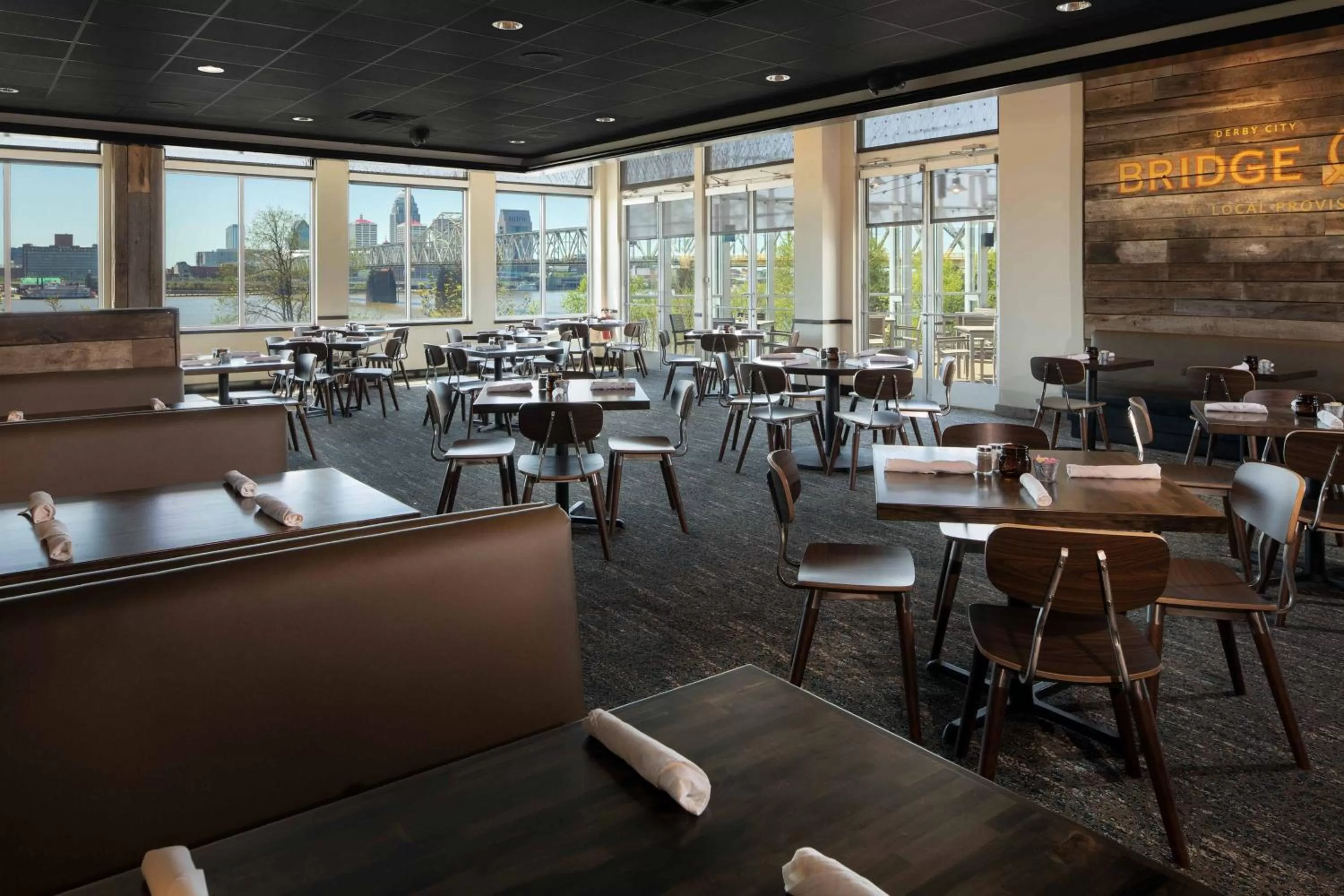 Lounge or bar in Sheraton Louisville Riverside Hotel