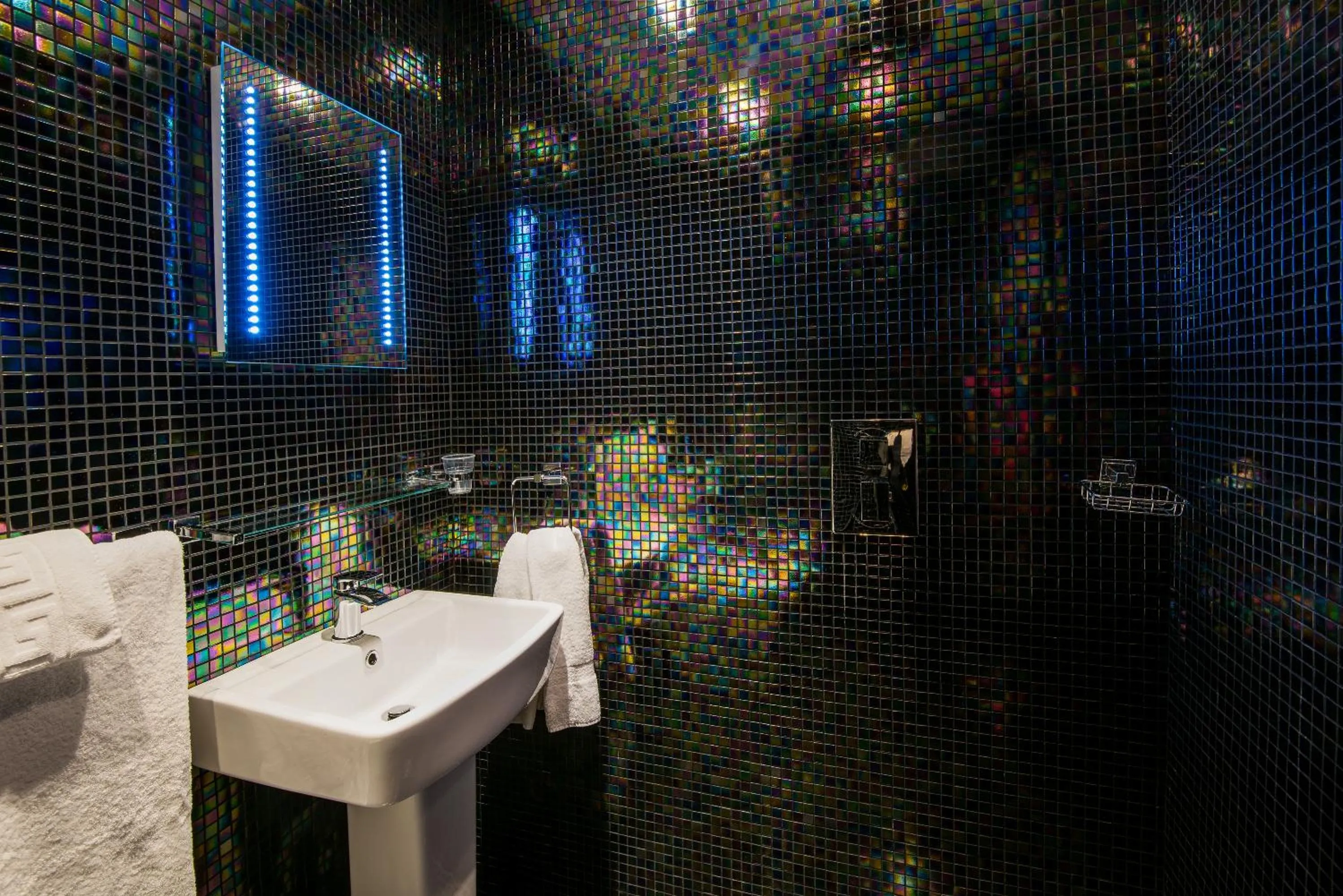 Bathroom in Queenshead Hotel Kelso