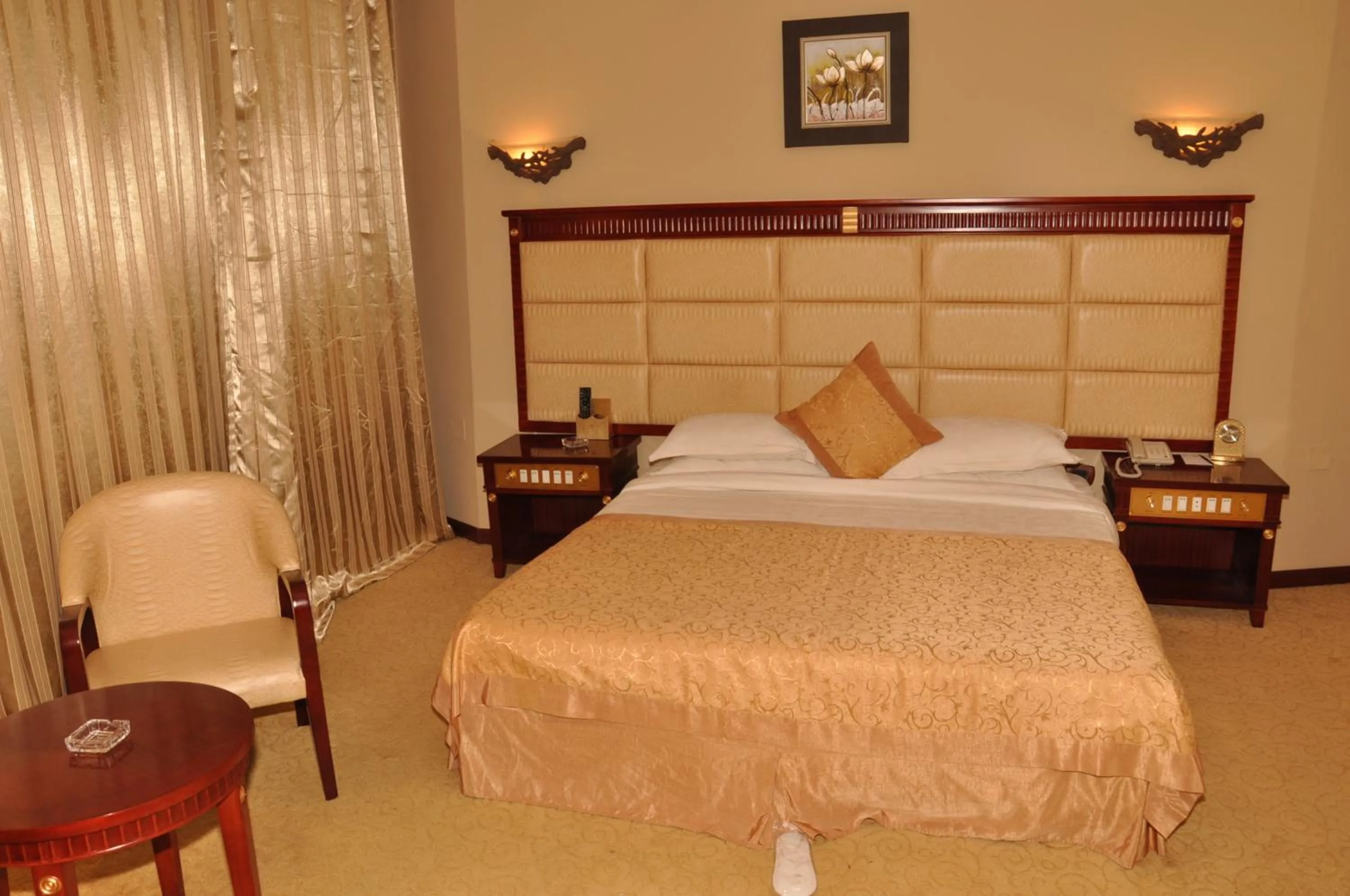 Bedroom, Bed in Friendship International Hotel