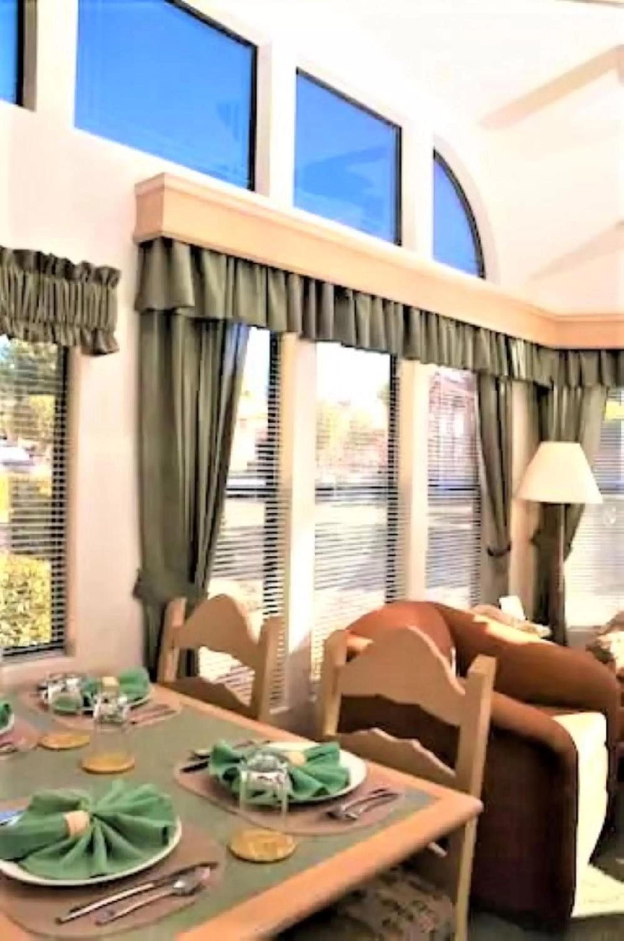 Dining area in Sedona Pines Resort