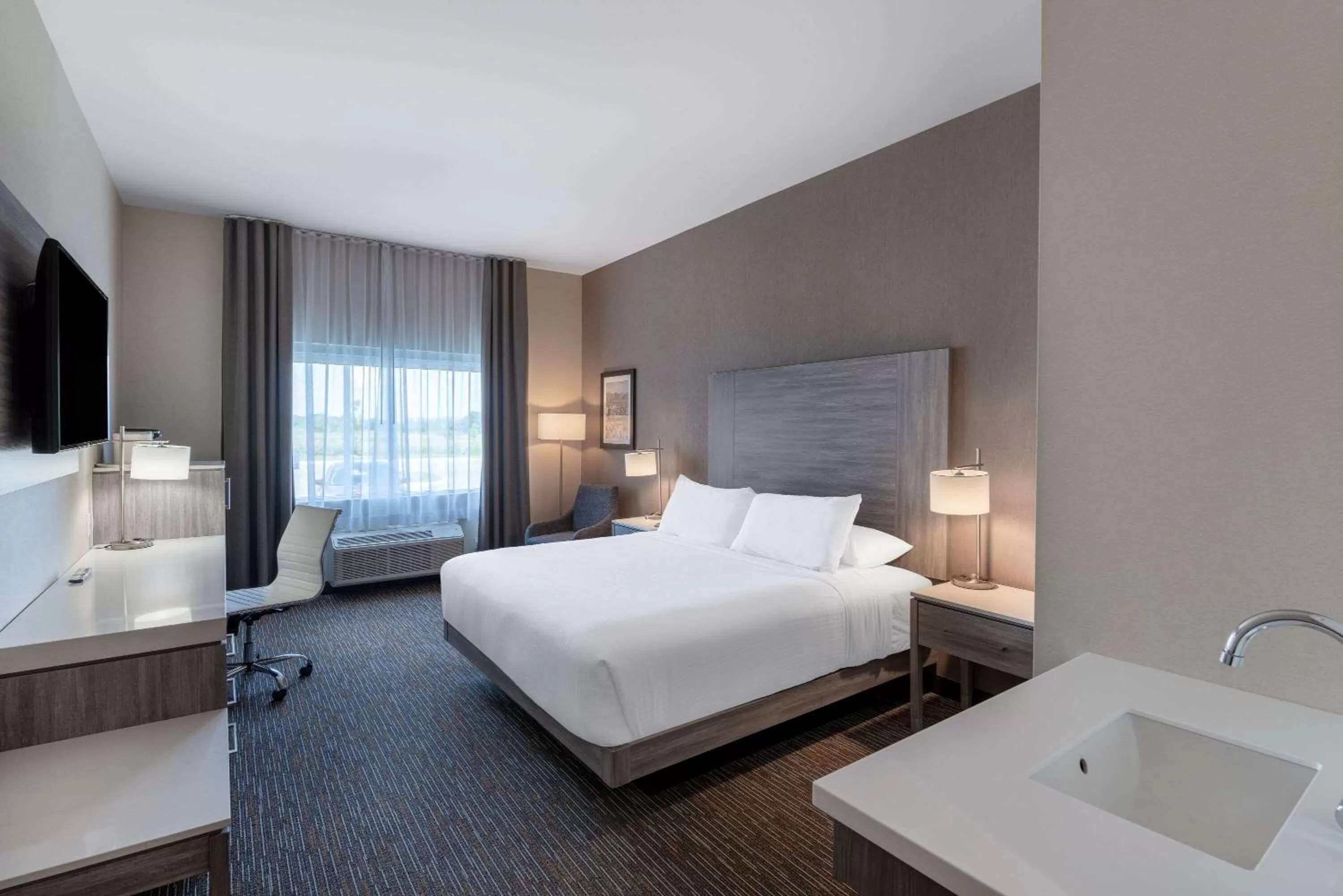 Photo of the whole room, Bed in Wingate by Wyndham Kanata West Ottawa