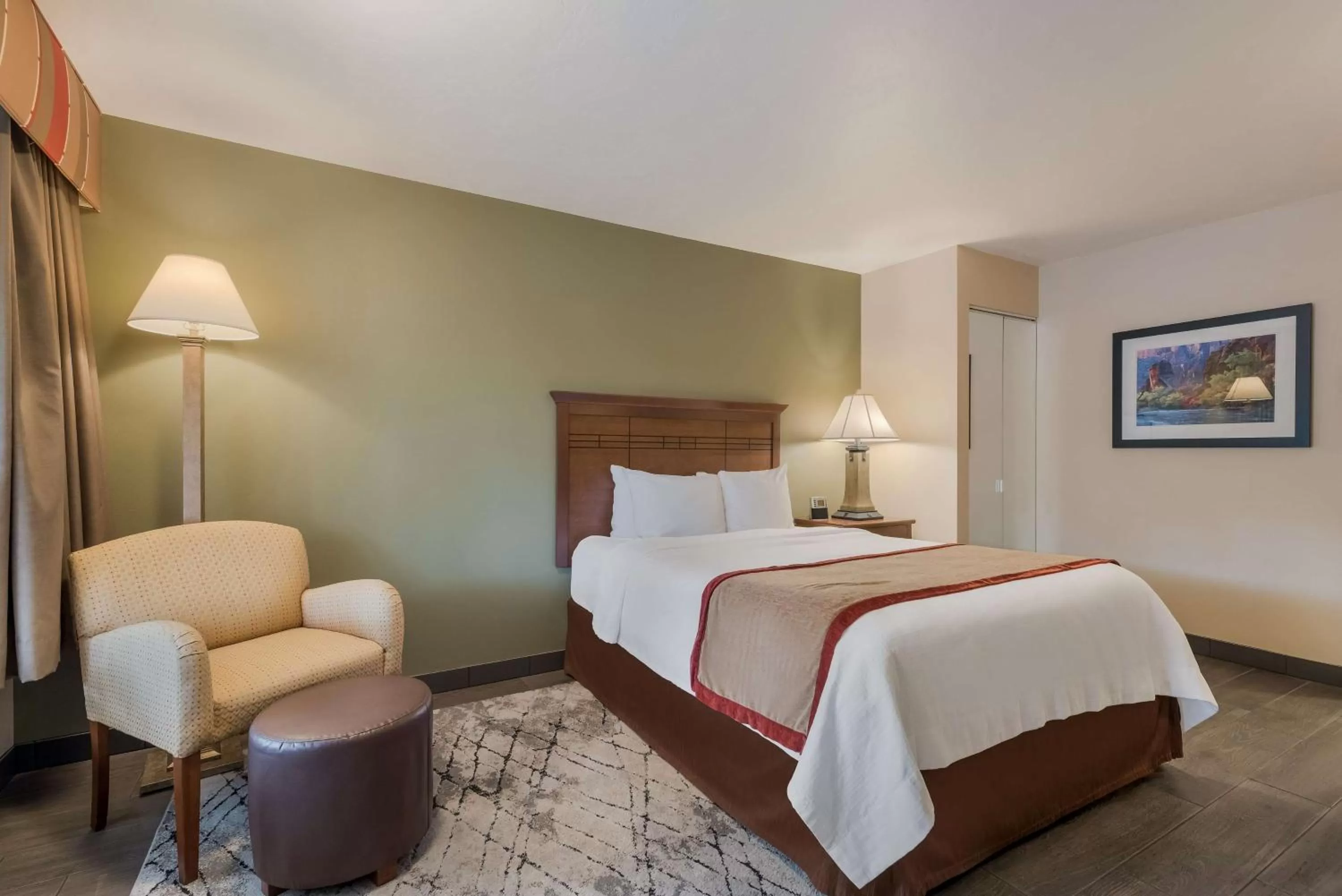 Queen Room with Roll-In Shower - Disability Access in Best Western Town and Country Inn