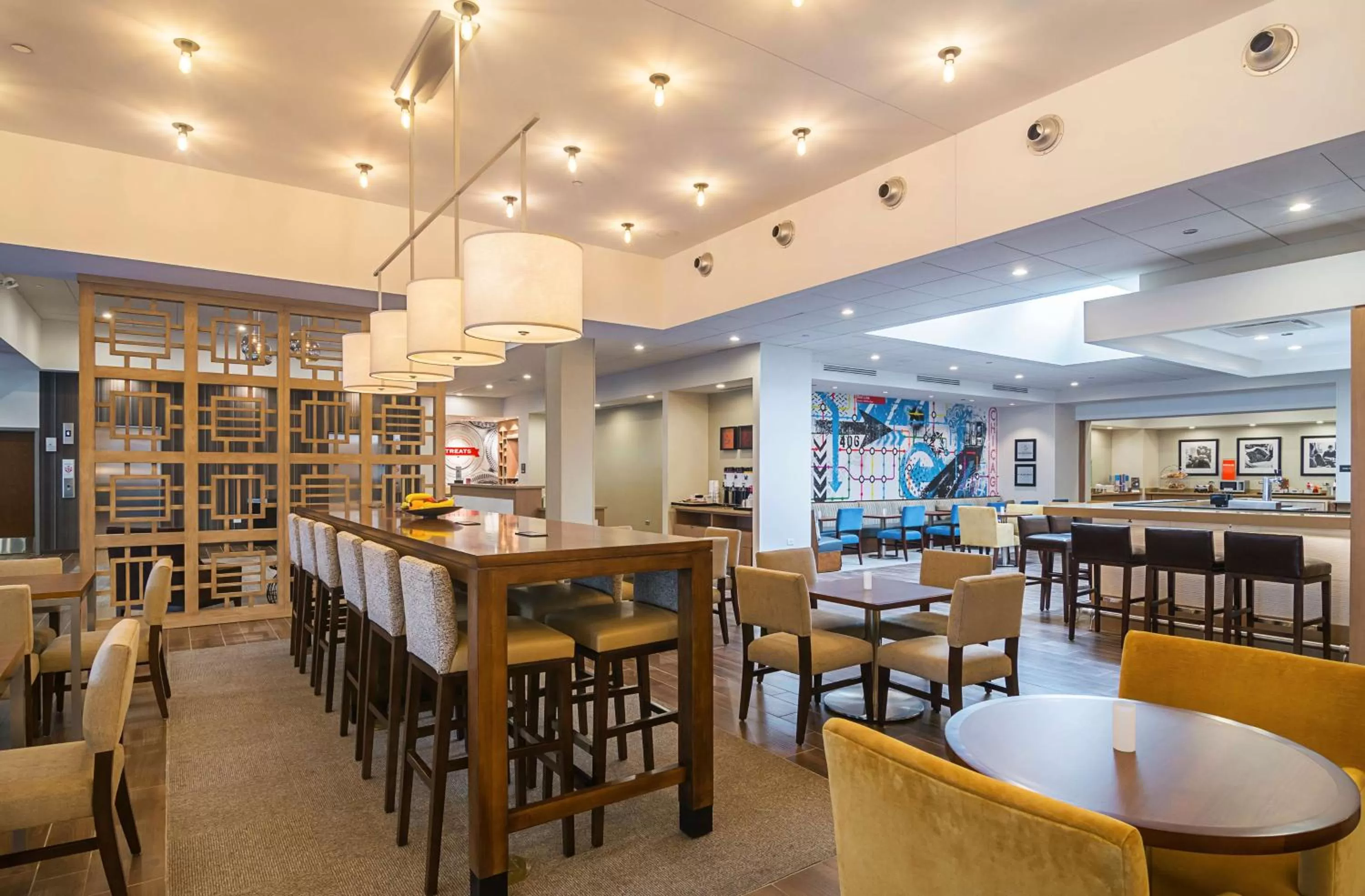 Dining area in Hampton Inn Chicago North-Loyola Station, Il