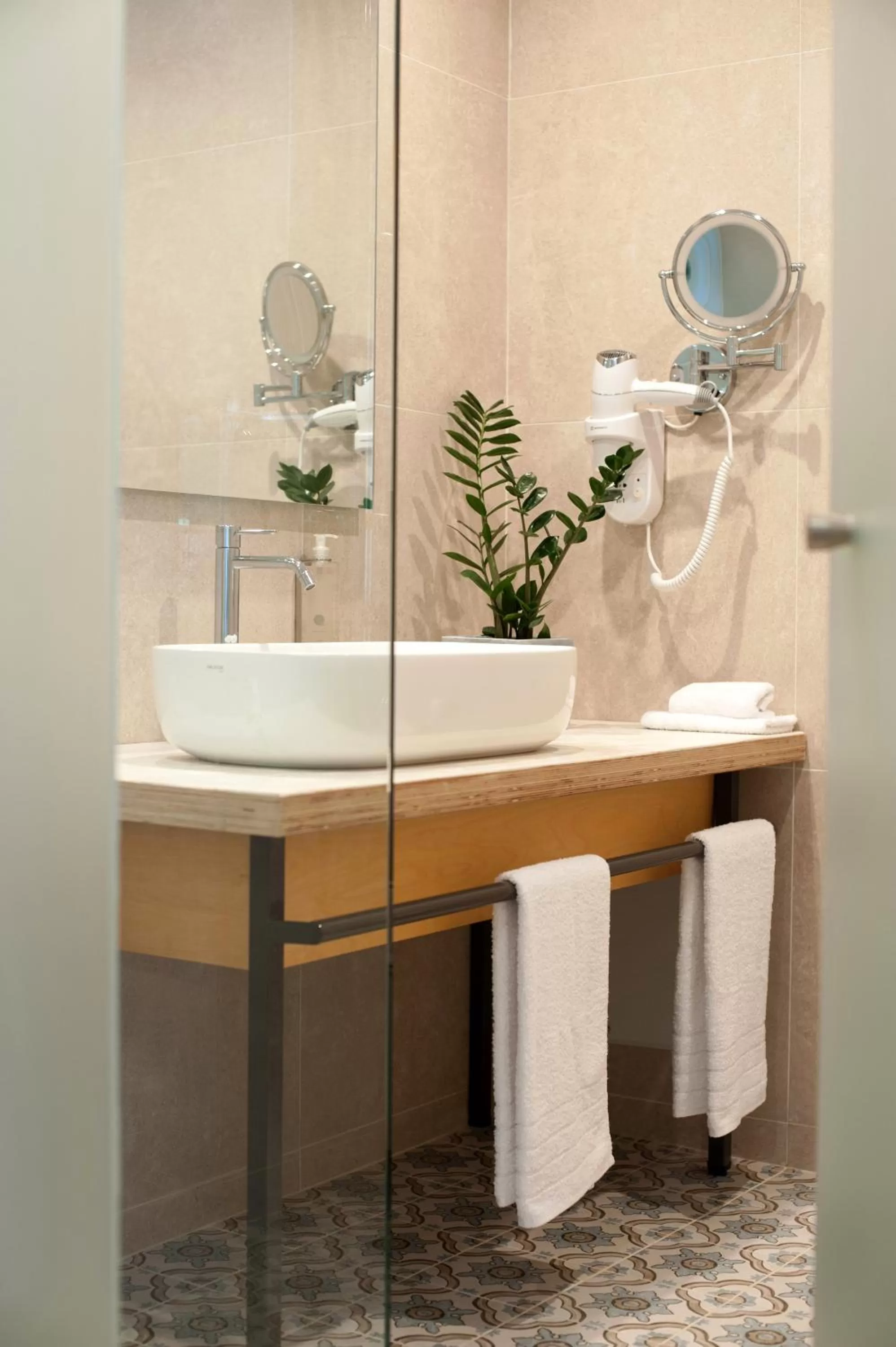 Shower in Seasabelle Hotel near Athens Airport