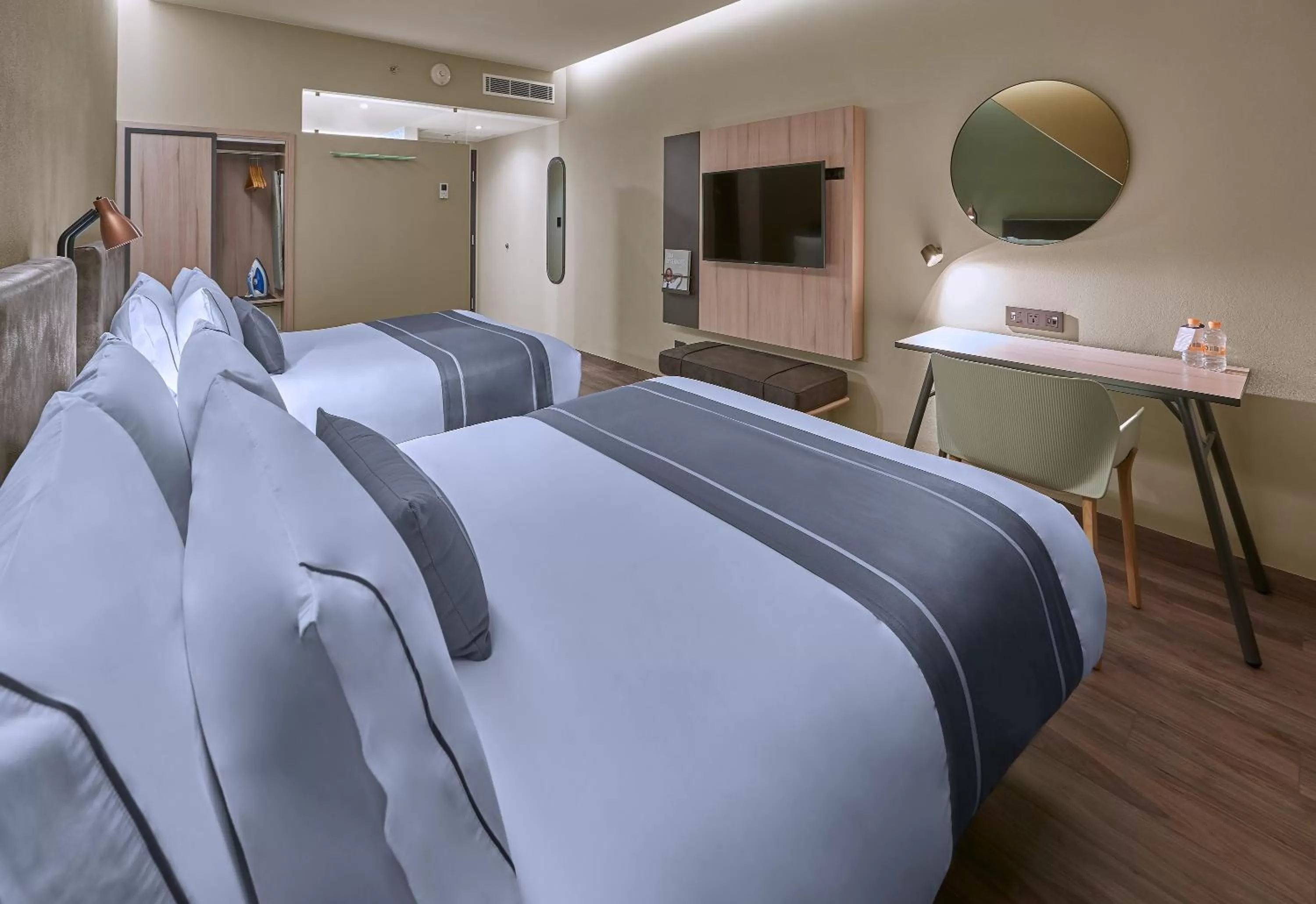 Photo of the whole room, Bed in Highland Chihuahua