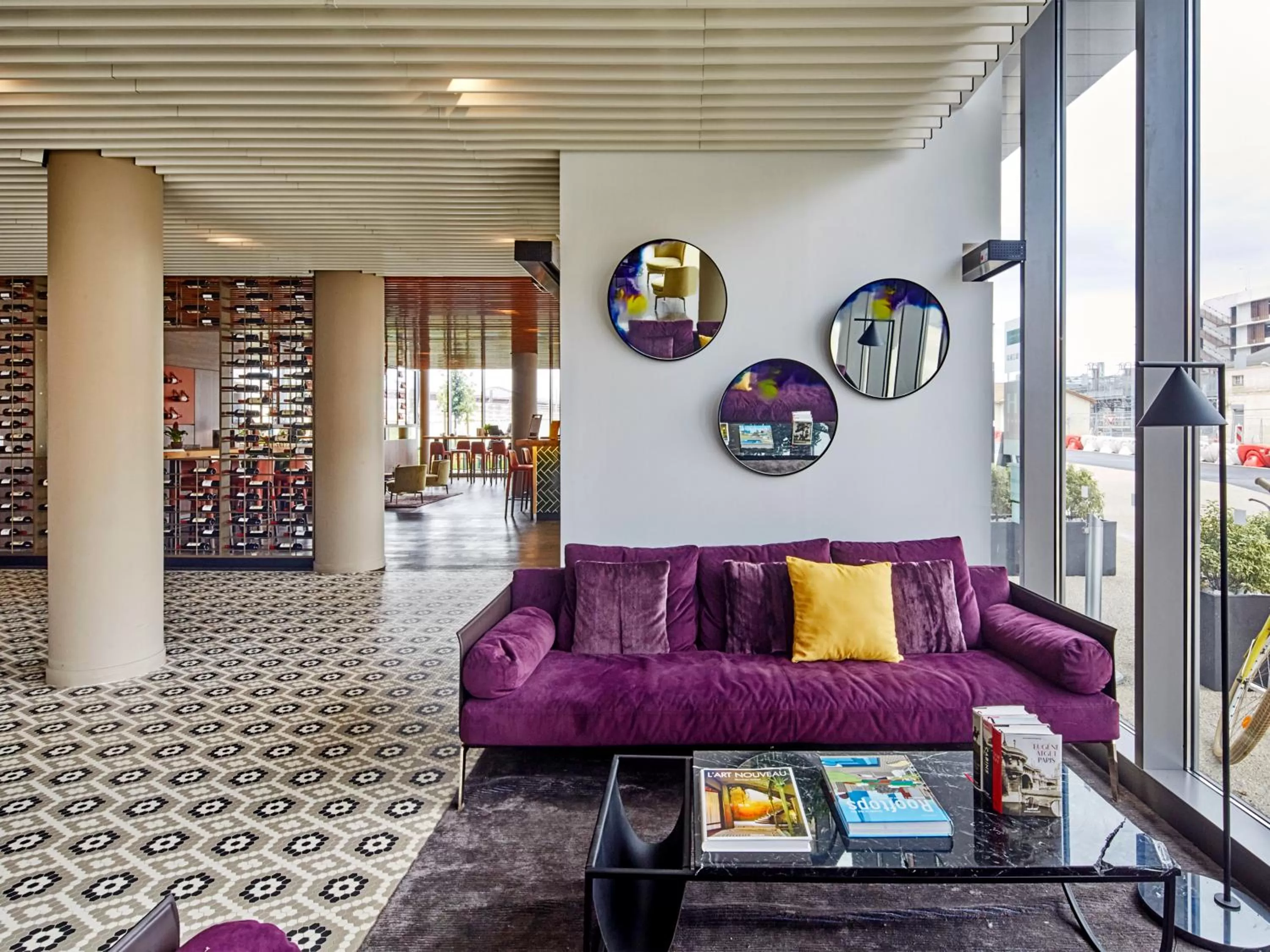 Lobby or reception in Golden Tulip Bordeaux Euratlantique