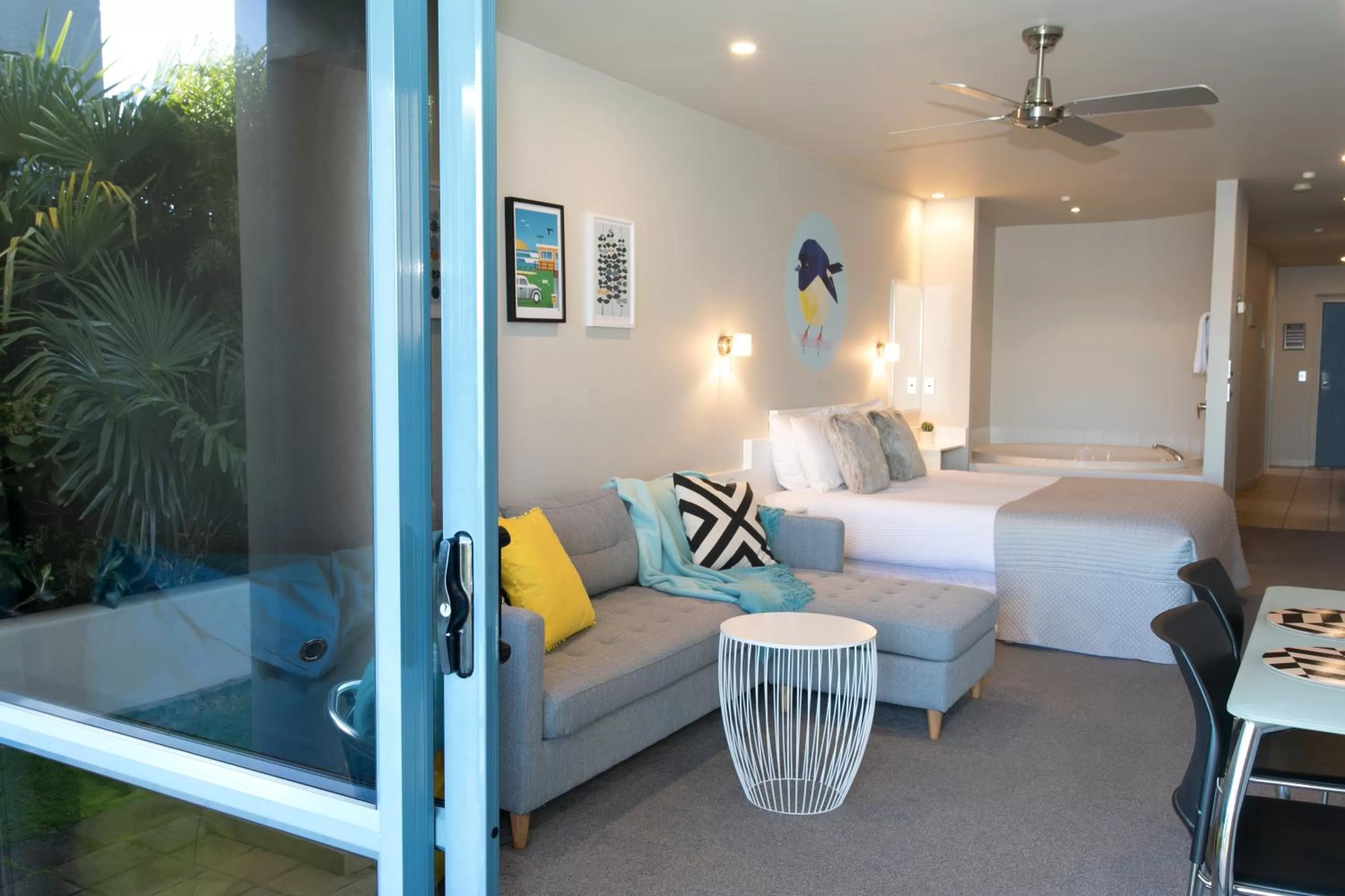 Photo of the whole room, Bed in Boulevard Waters