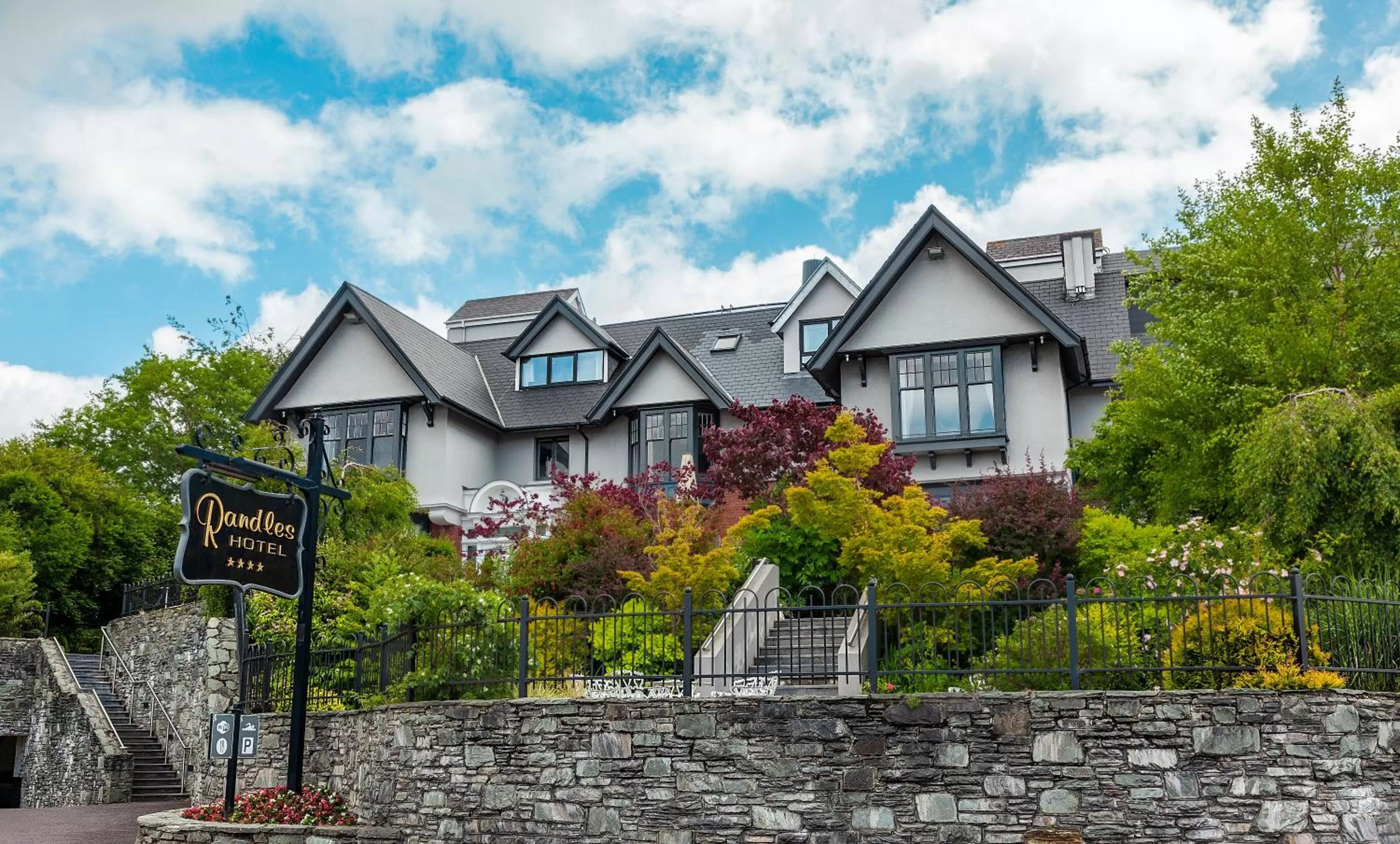 Facade/entrance in Killarney Randles Hotel