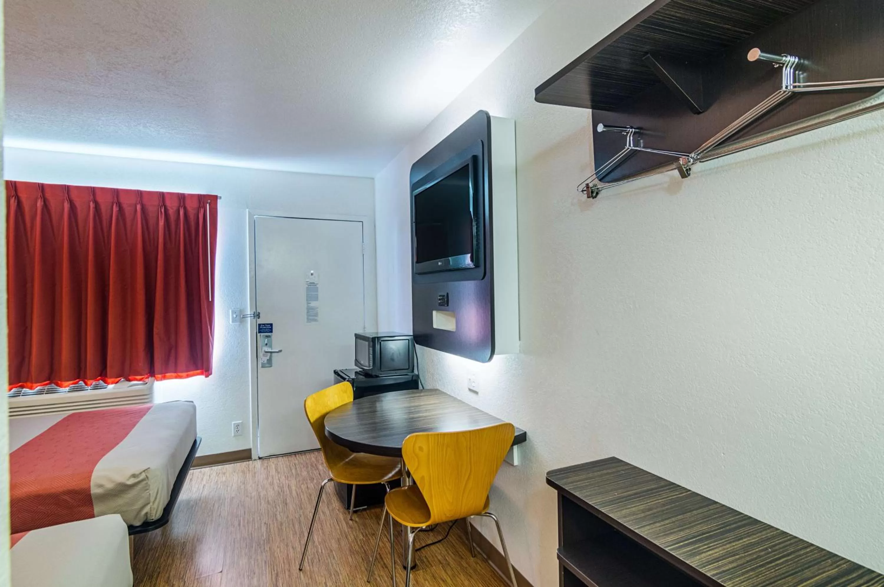 TV and multimedia, Bed in Motel 6-Ardmore, OK