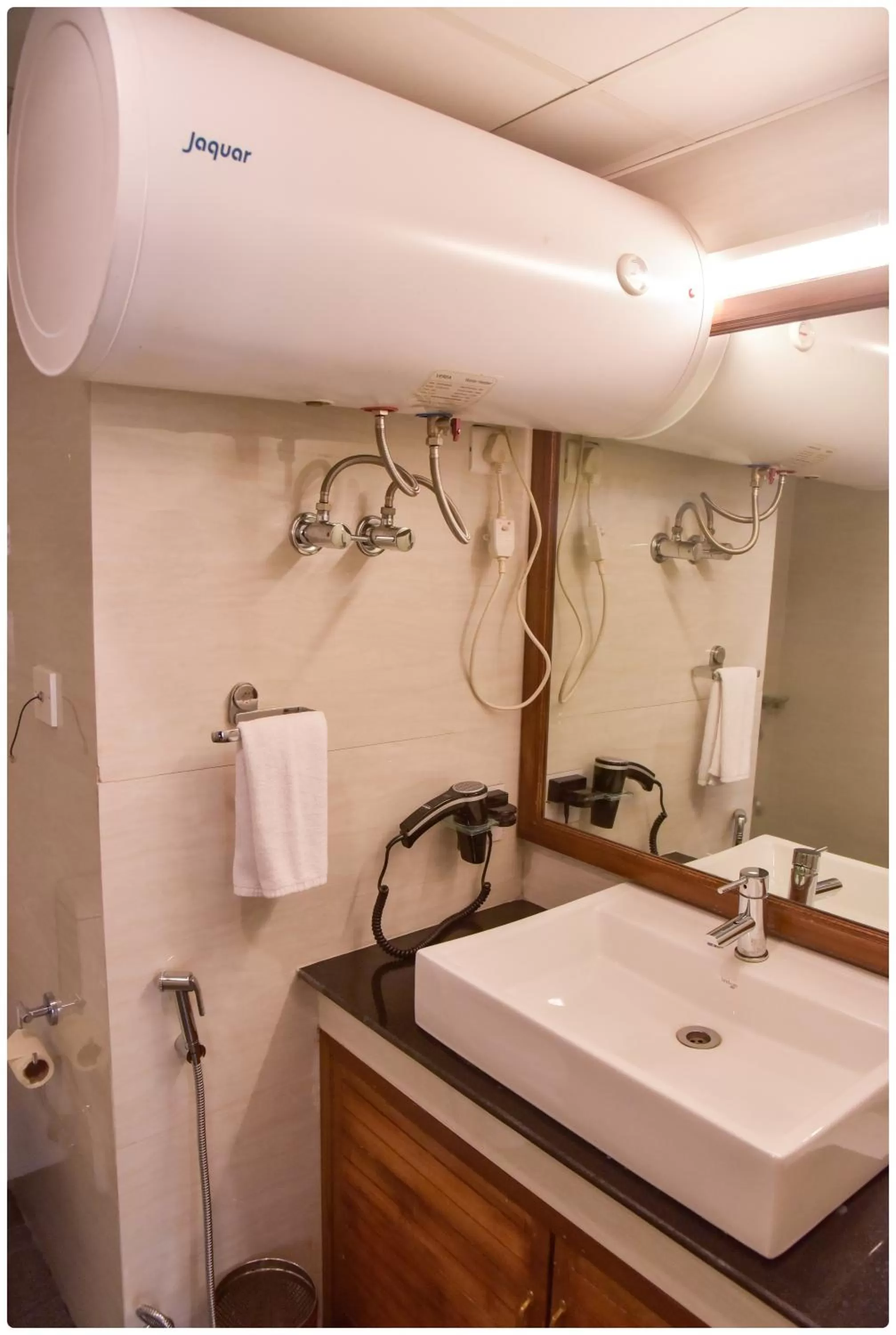 Bathroom in Cedar Inn