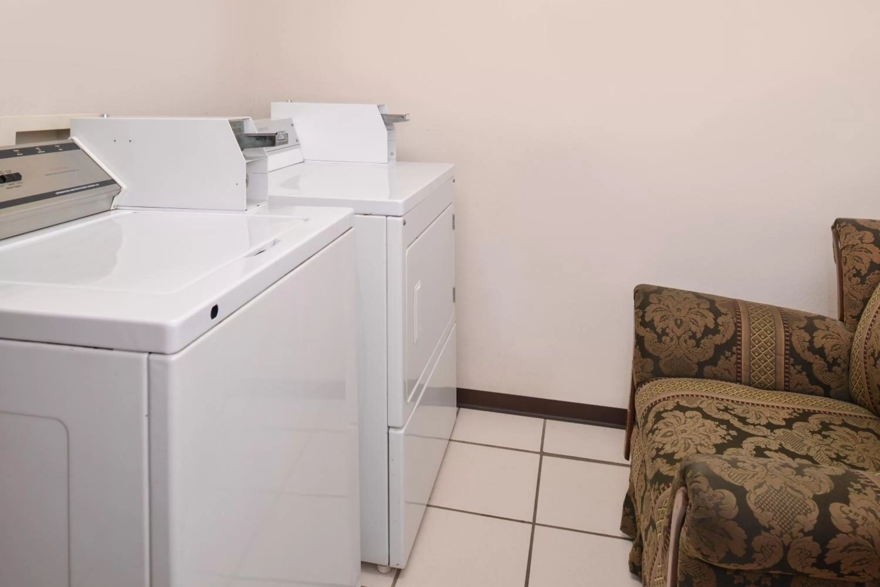 Area and facilities in HomeTown Inn