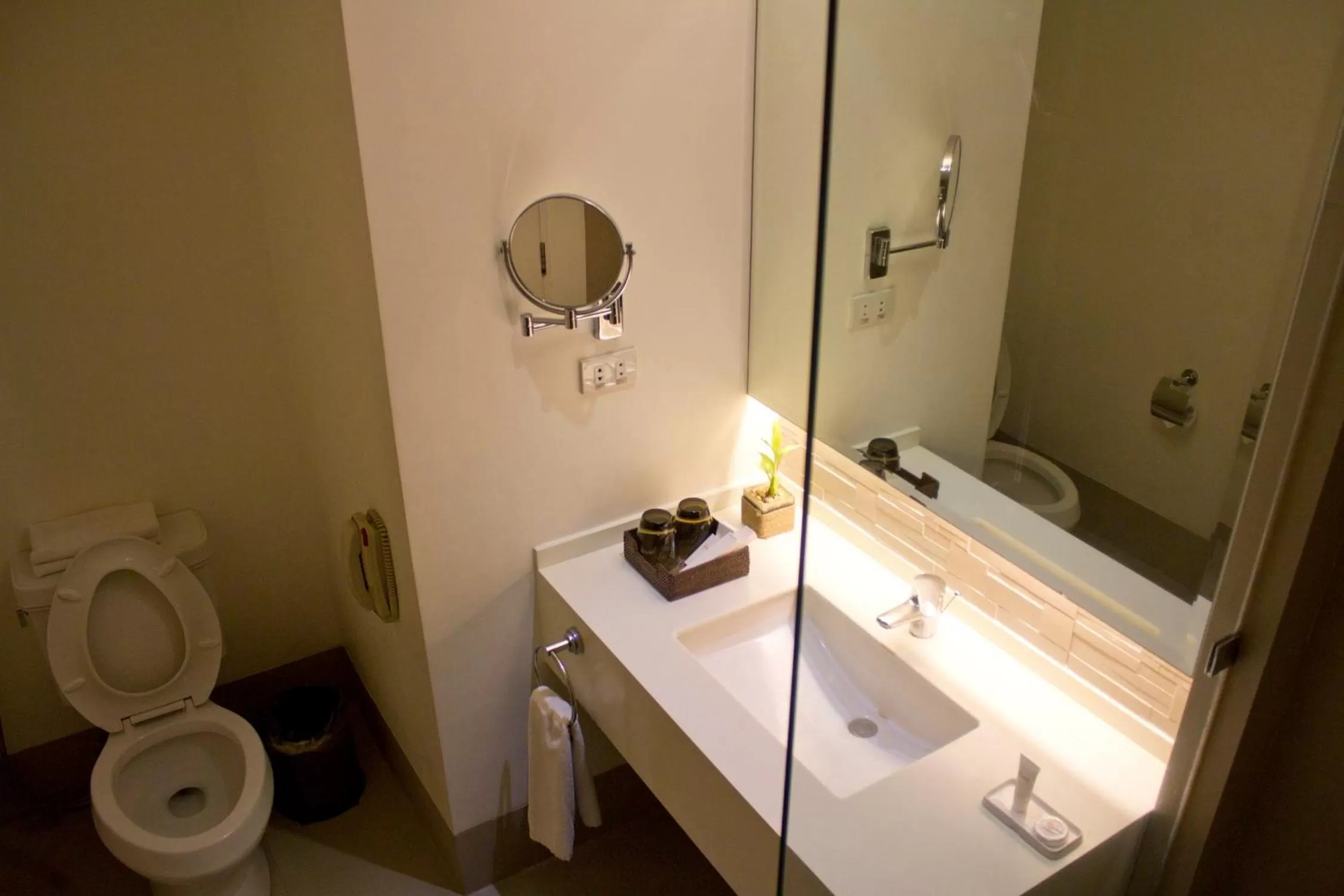 Toilet in Harolds Hotel Cebu