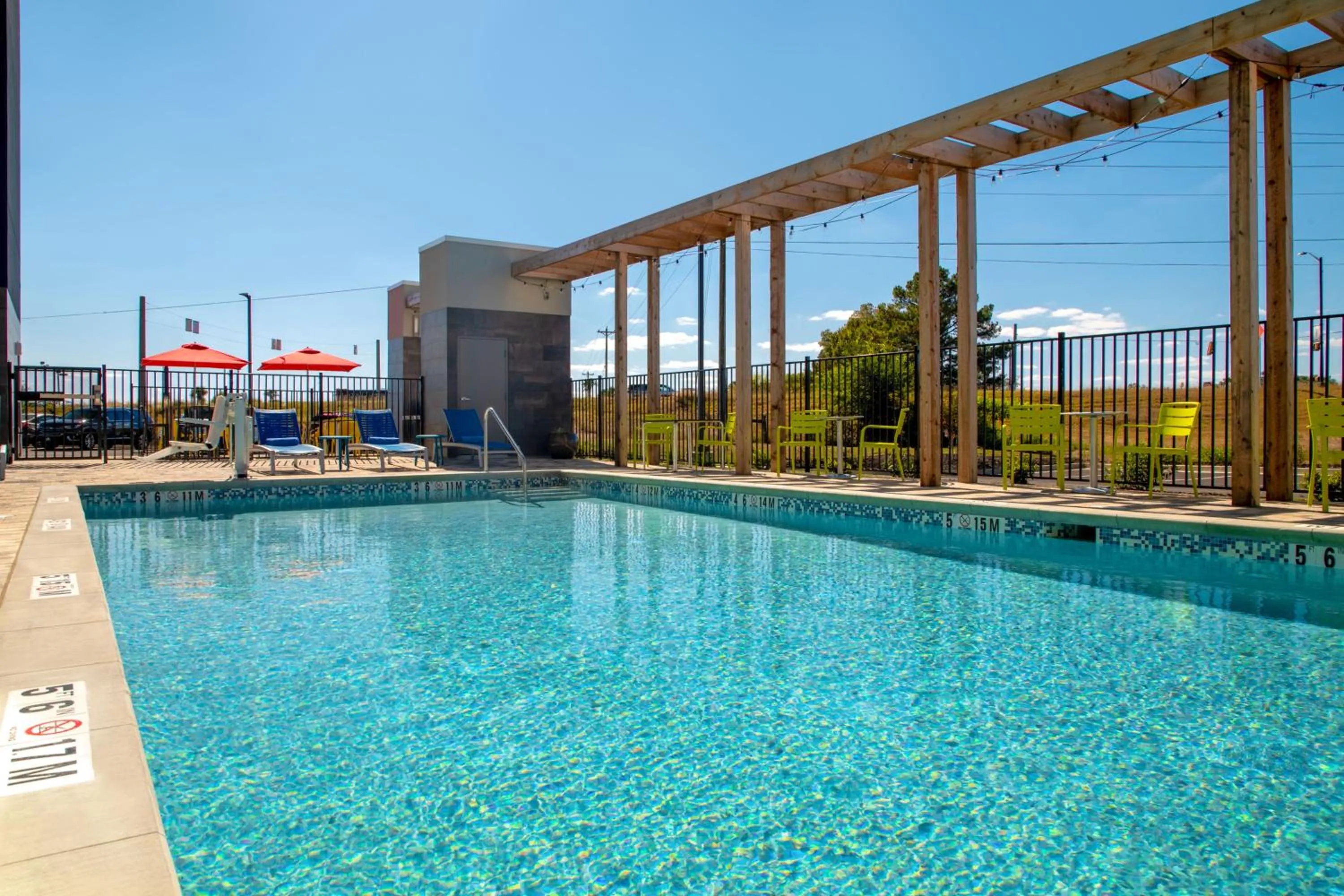 Swimming pool in Home2 Suites By Hilton Calhoun