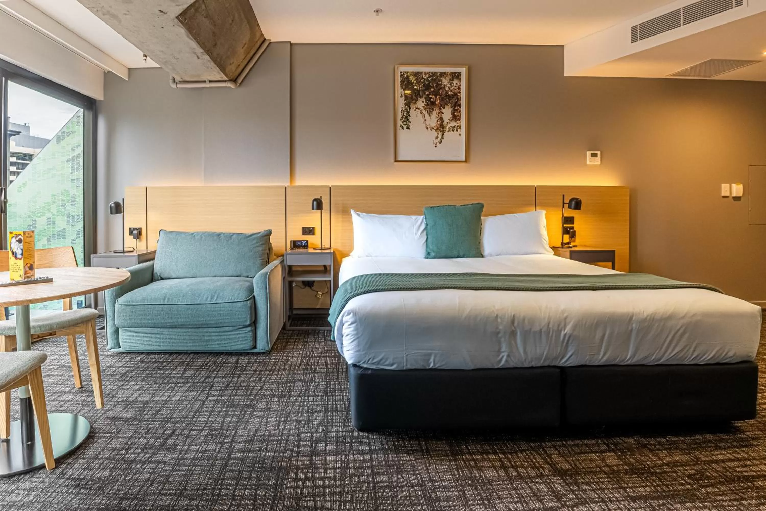 Photo of the whole room, Bed in Song Hotel Sydney