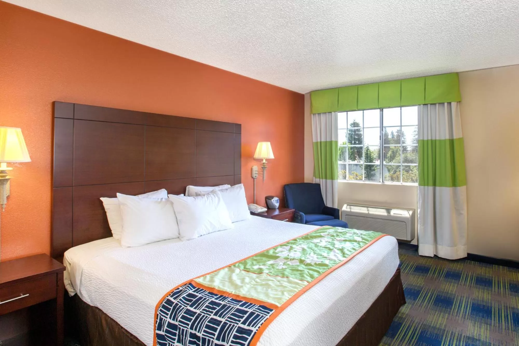 Day, Bed in Days Inn by Wyndham Fremont