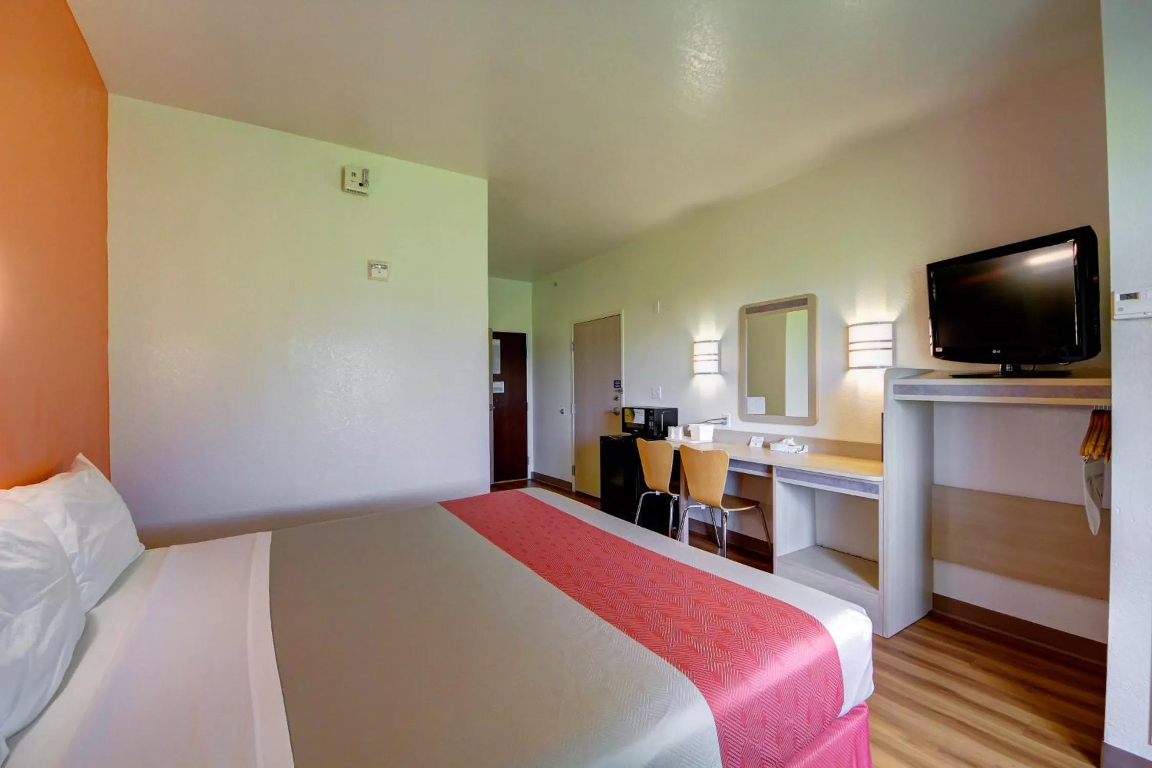 Photo of the whole room, Bed in Motel 6-El Reno, OK