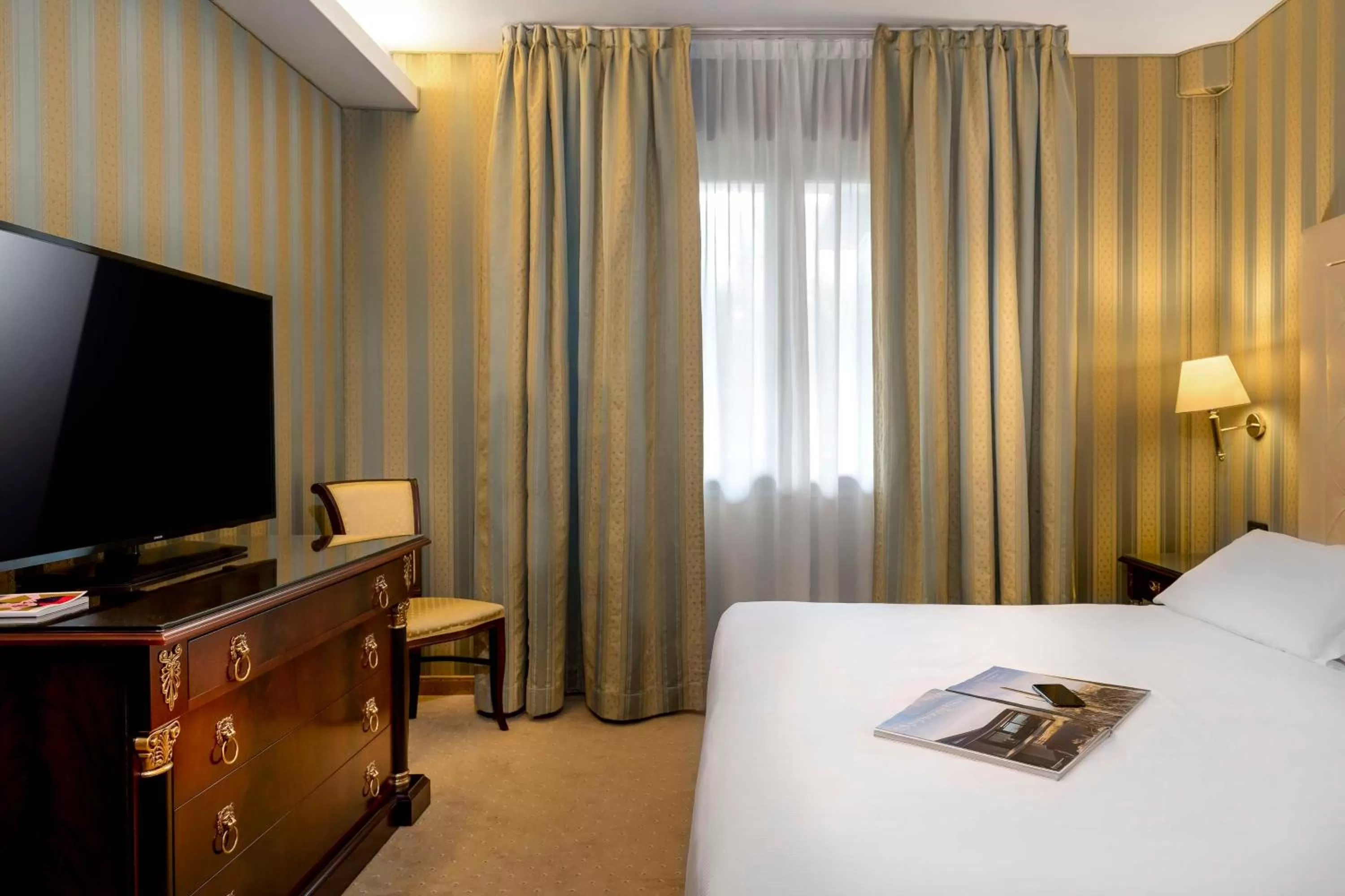 Photo of the whole room, Bed in Best Western Cavalieri Della Corona