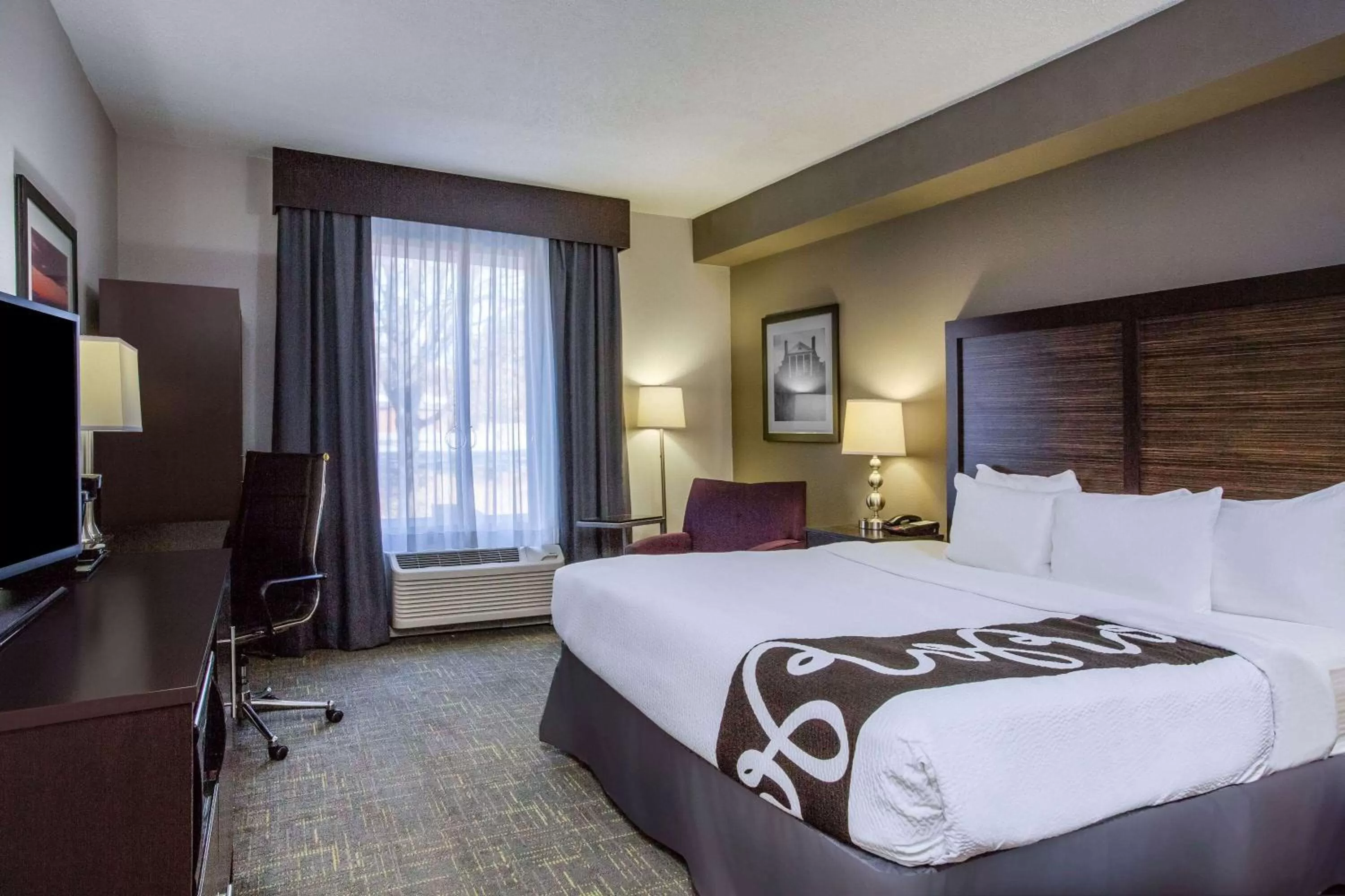 Photo of the whole room, Bed in La Quinta by Wyndham Lynchburg at Liberty Univ.