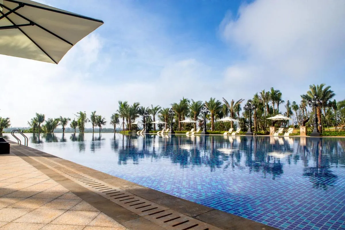 Swimming pool in Wyndham Garden Haikou South