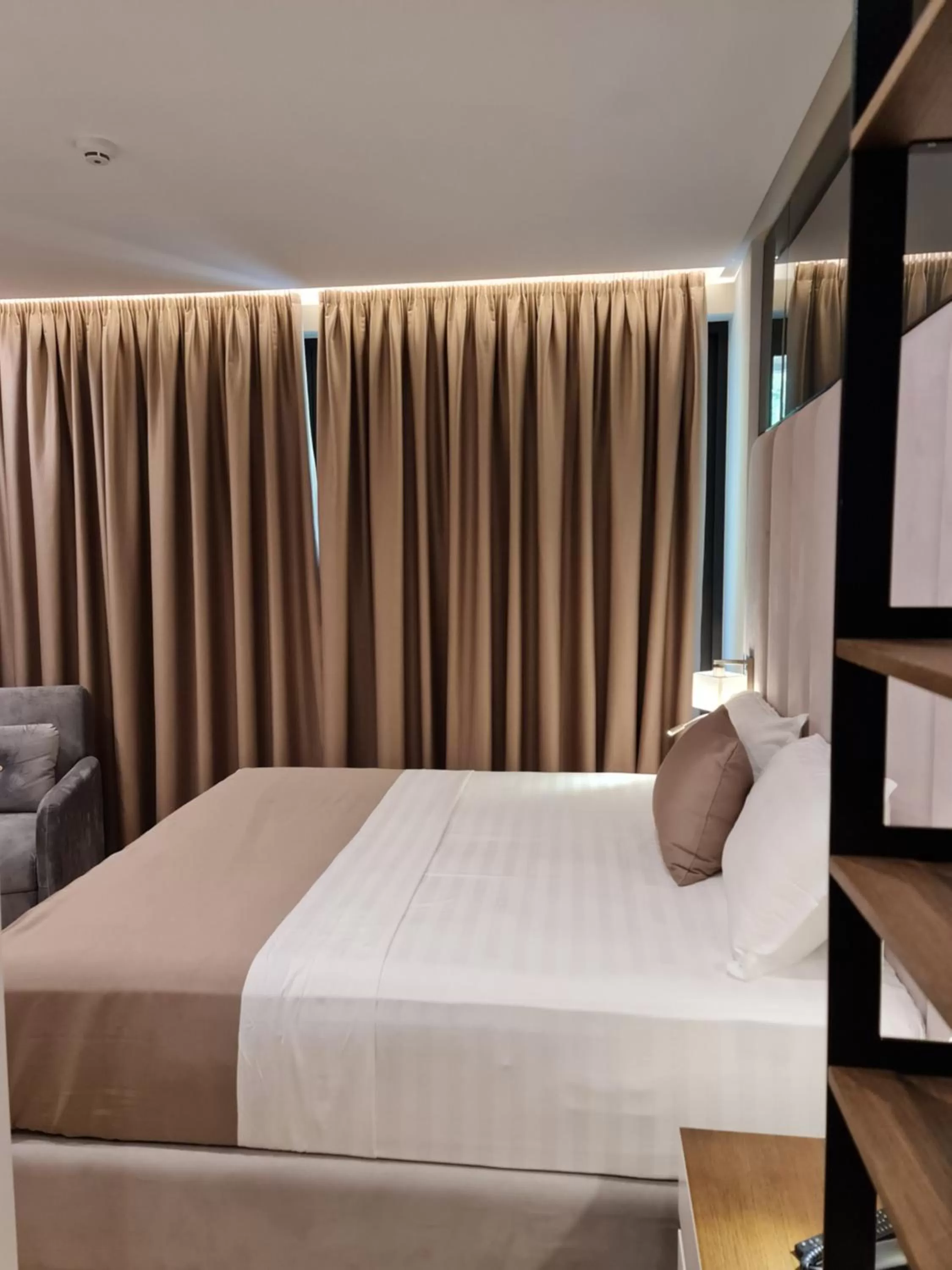 Photo of the whole room in Hotel Aross