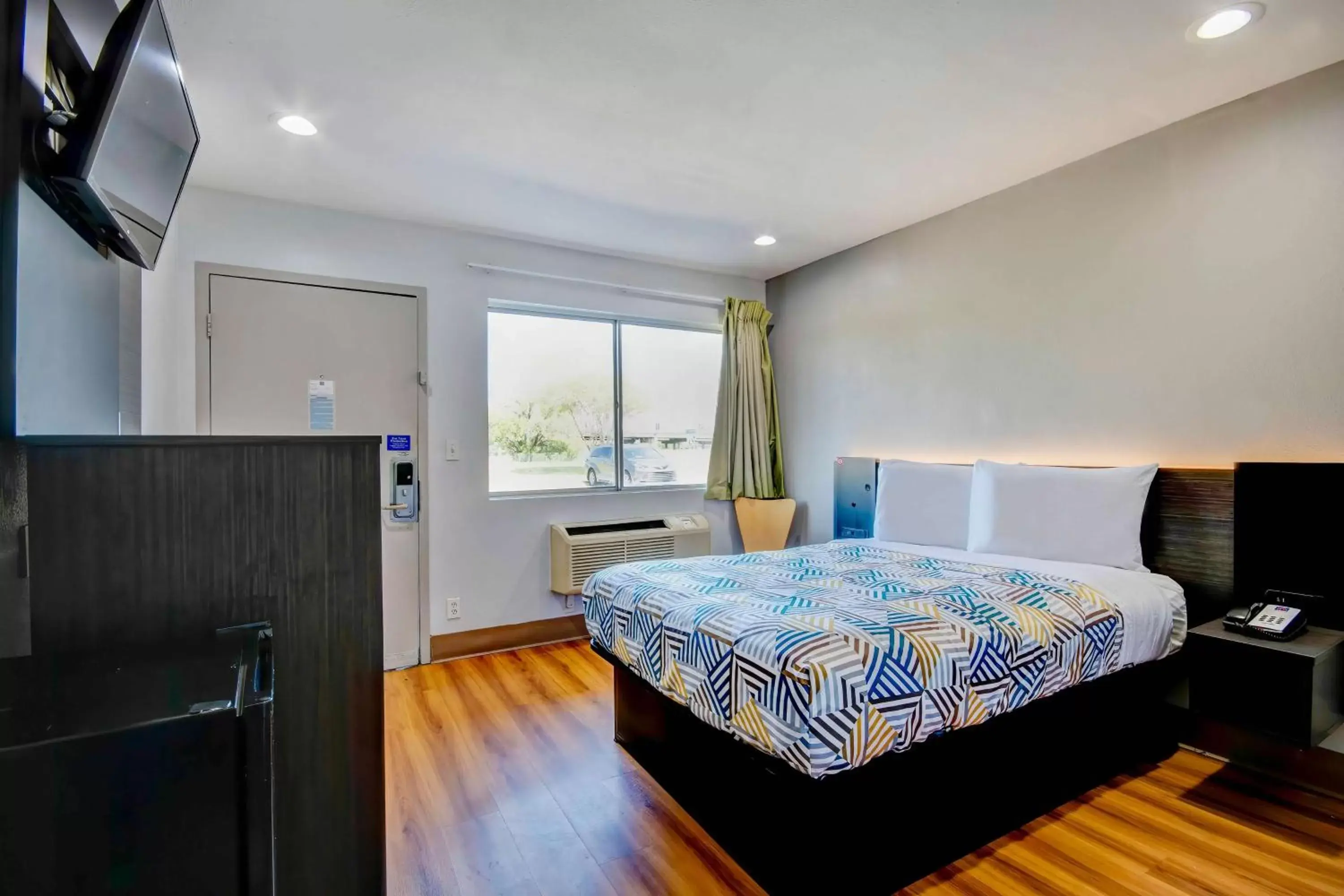 Queen Room - Disability Access in Motel 6-Port Allen, LA - Baton Rouge Queen Room - Disability Access in Motel 6-Port Allen, LA - Baton Rouge