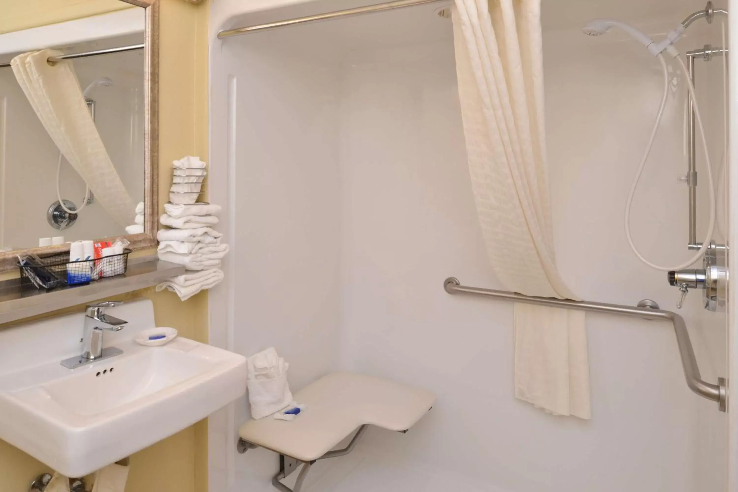 Queen Room with Roll-In Shower - Mobility Accessible/Non-Smoking in Best Western Canal Winchester Inn-Columbus South East Queen Room with Roll-In Shower - Mobility Accessible/Non-Smoking in Best Western Canal Winchester Inn-Columbus South East