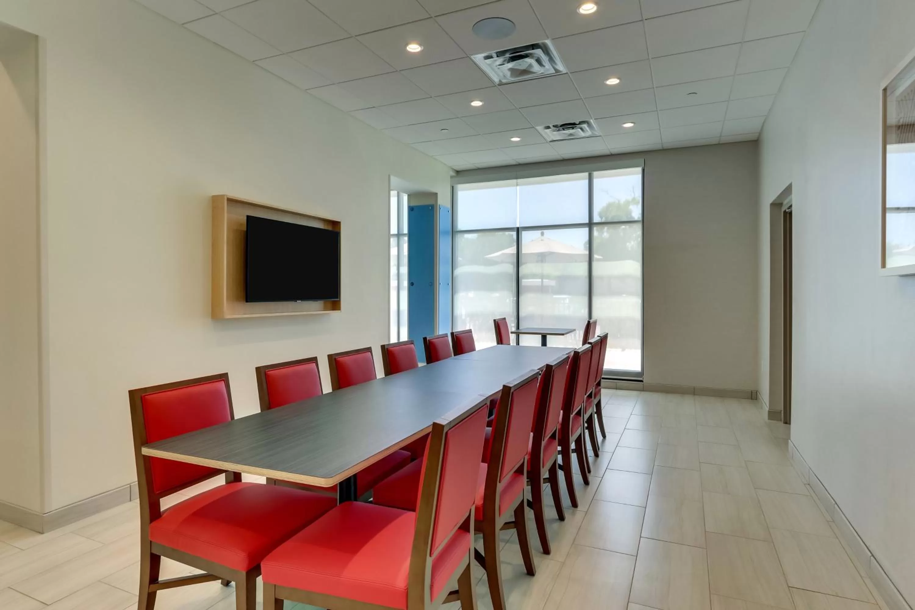 Dining area in Holiday Inn Express - Wilmington - Porters Neck by IHG