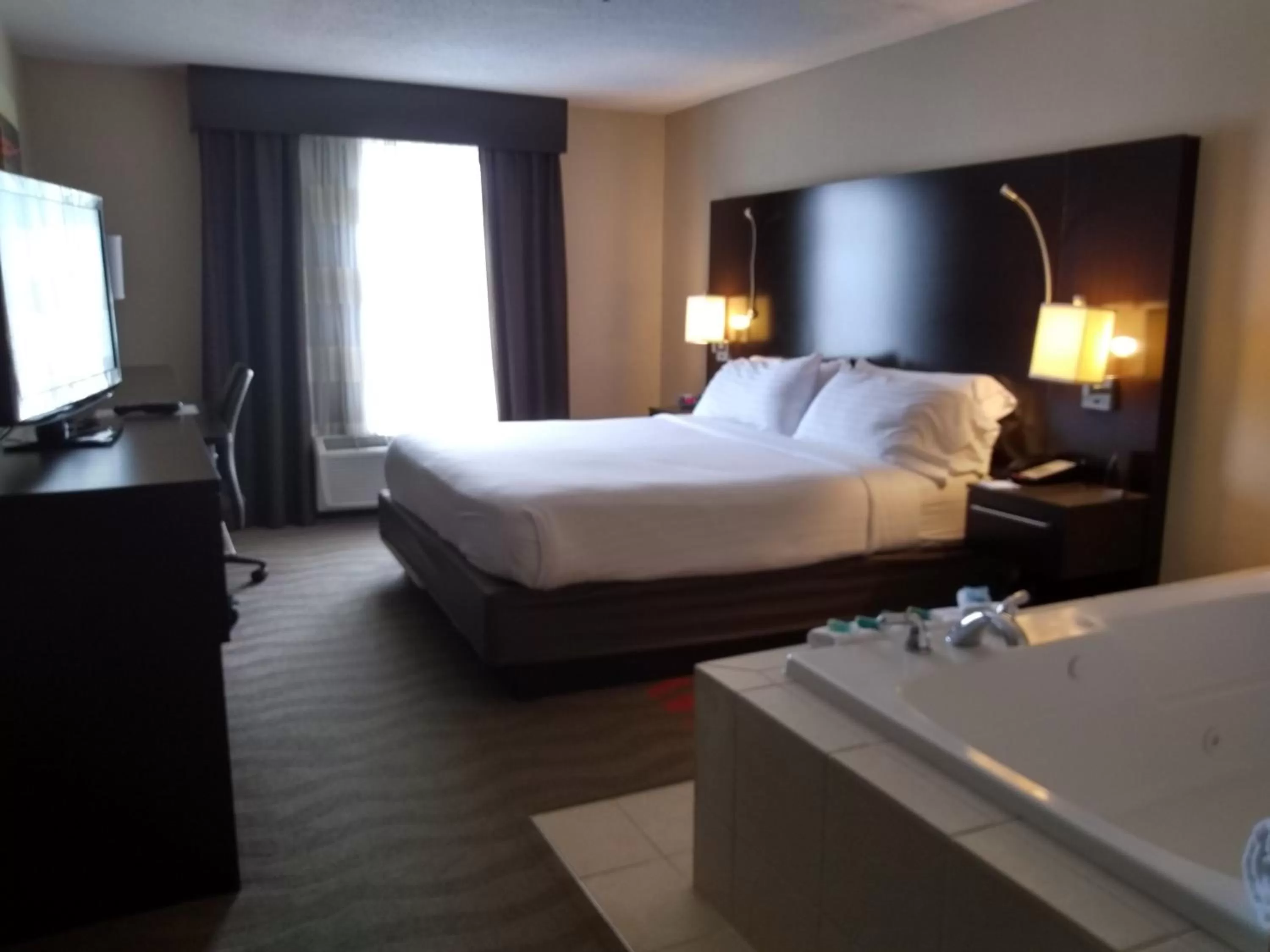 Photo of the whole room, Bed in Holiday Inn Express Hotel & Suites Waterford by IHG