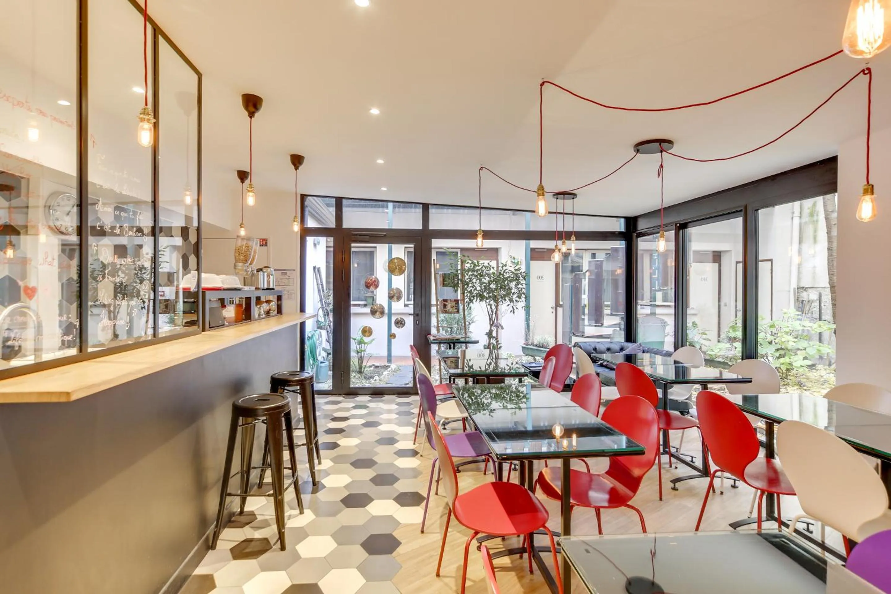 Lounge or bar in Kyriad Paris 12 - Nation