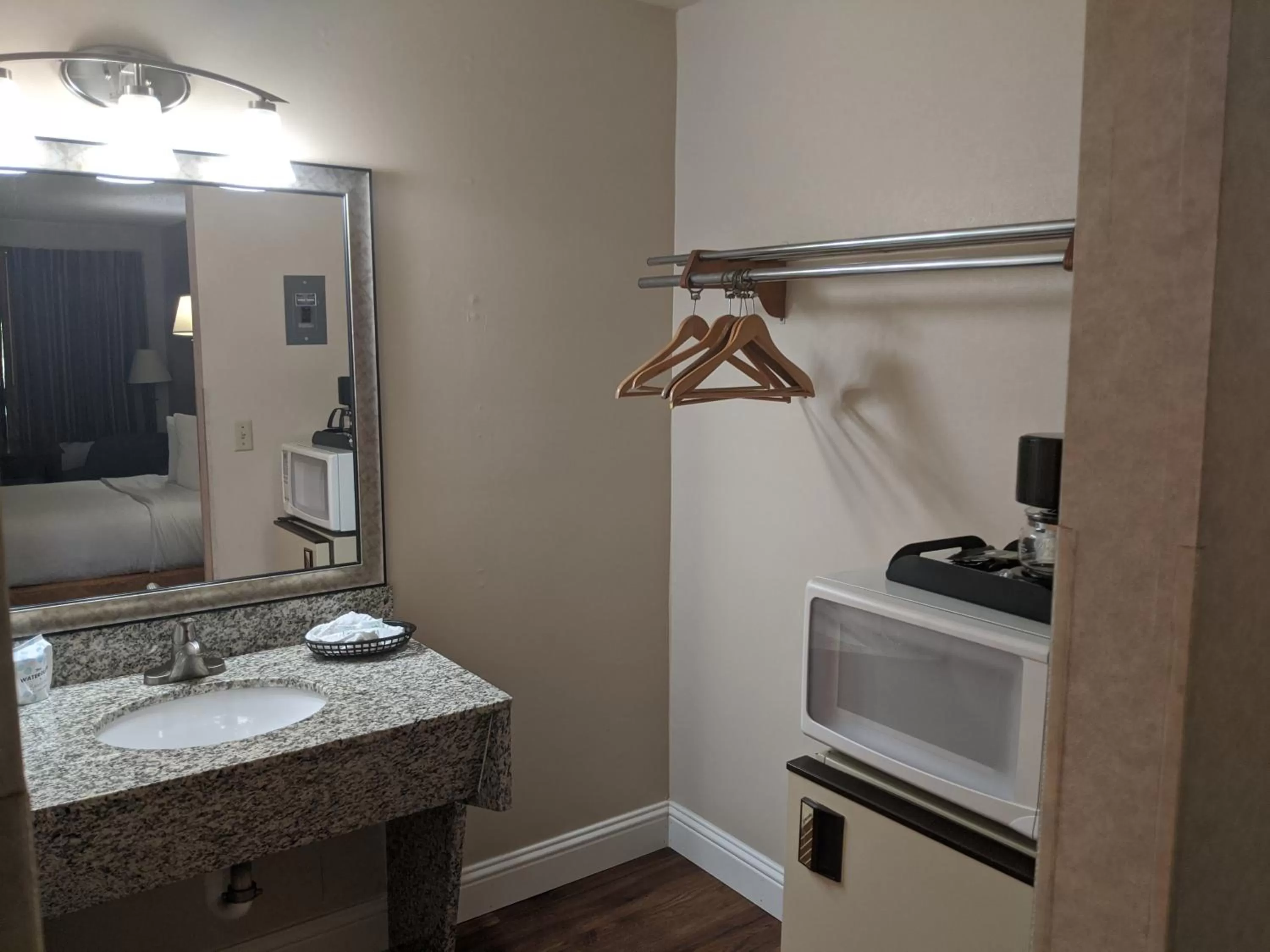 Queen Room in AmeriCoast Inn