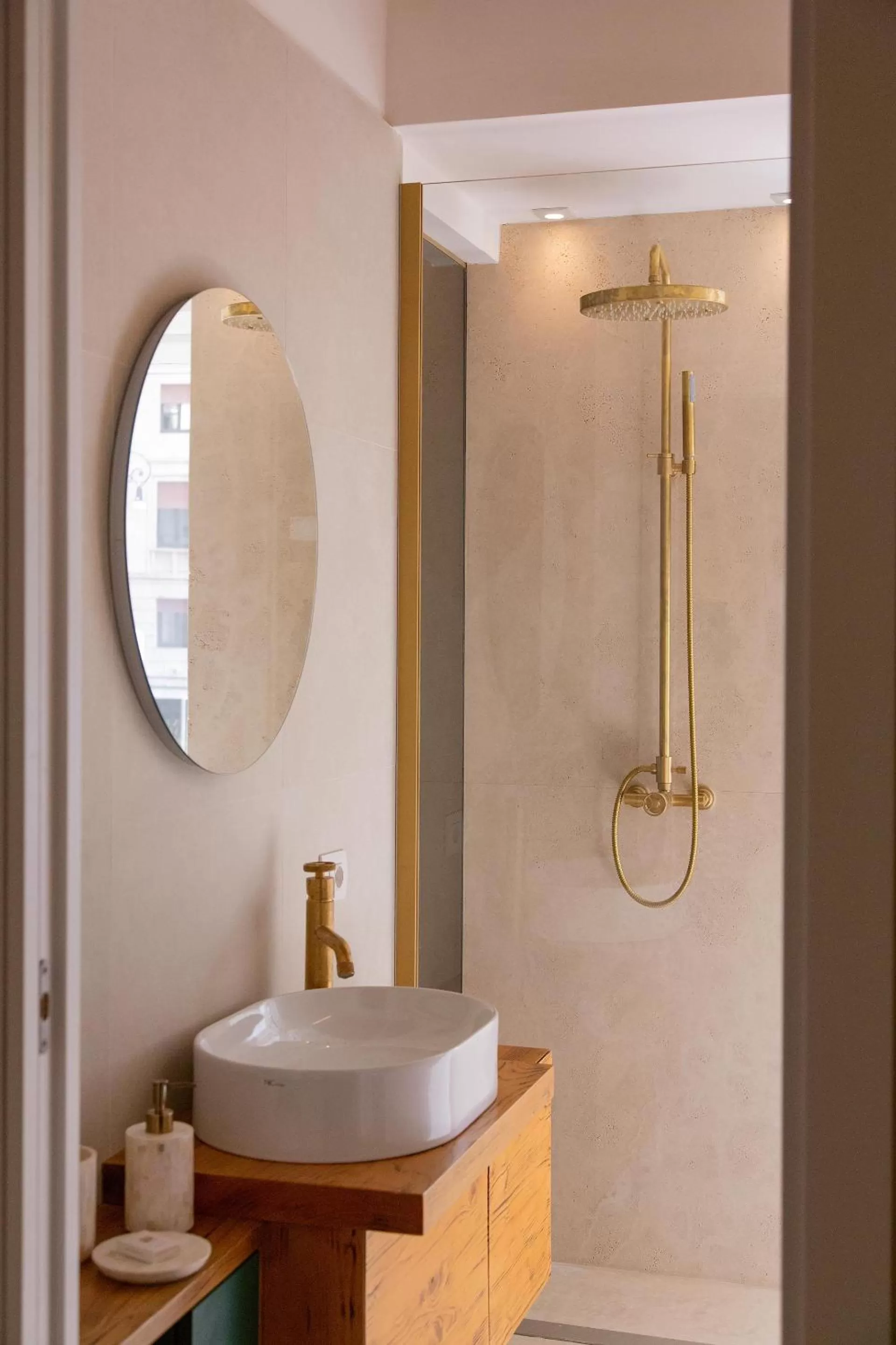 Shower in Repetita Juvant